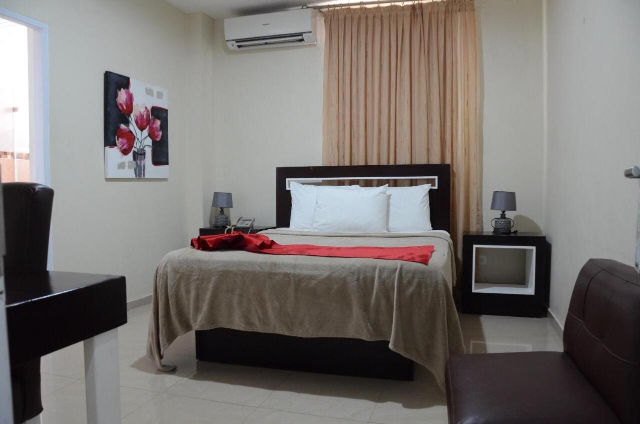 Queen Room photo 1