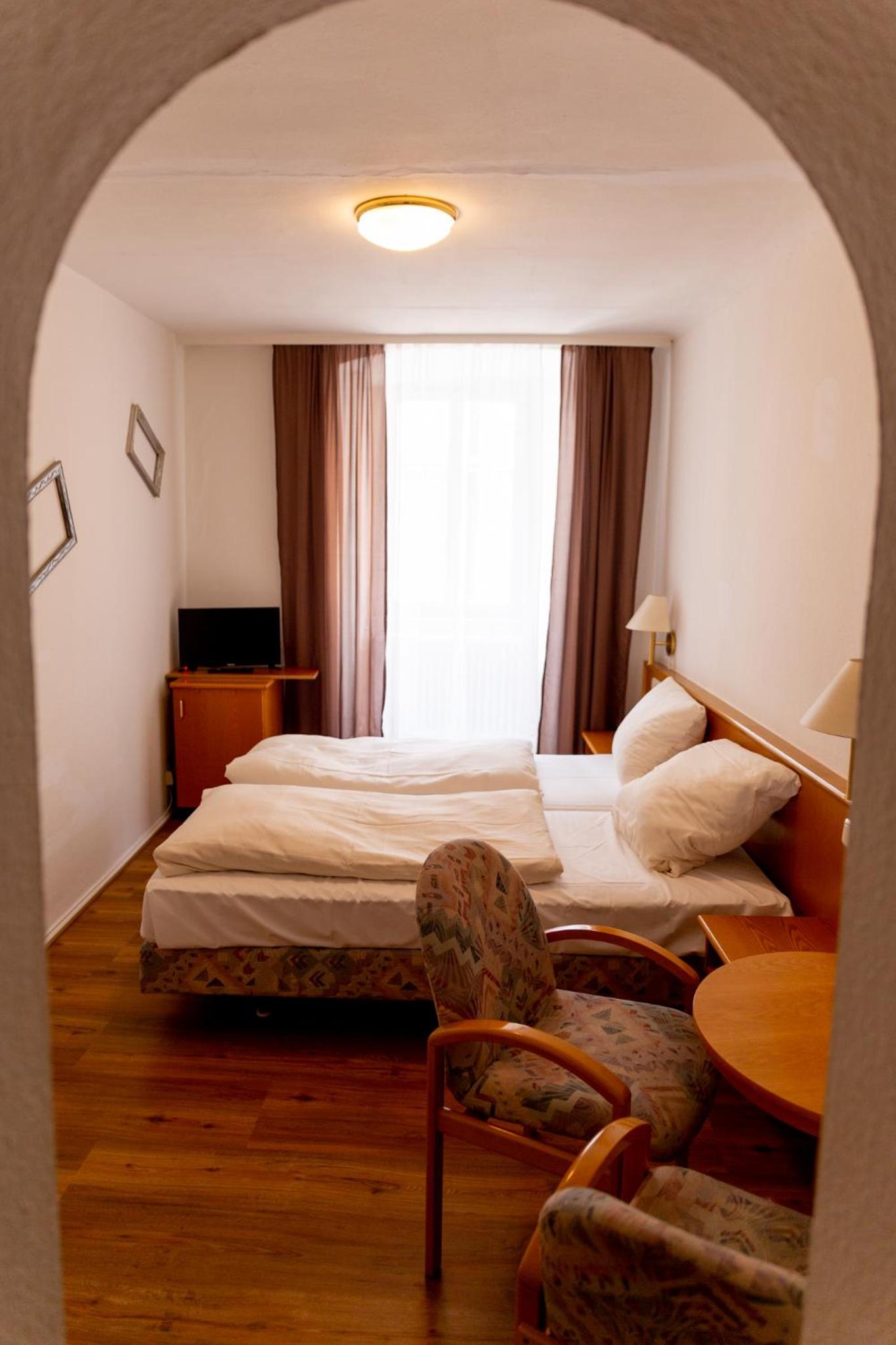 Small Double Room - Photo 12