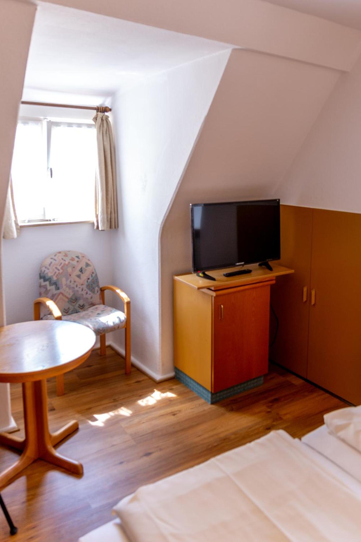 Small Double Room - Photo 13