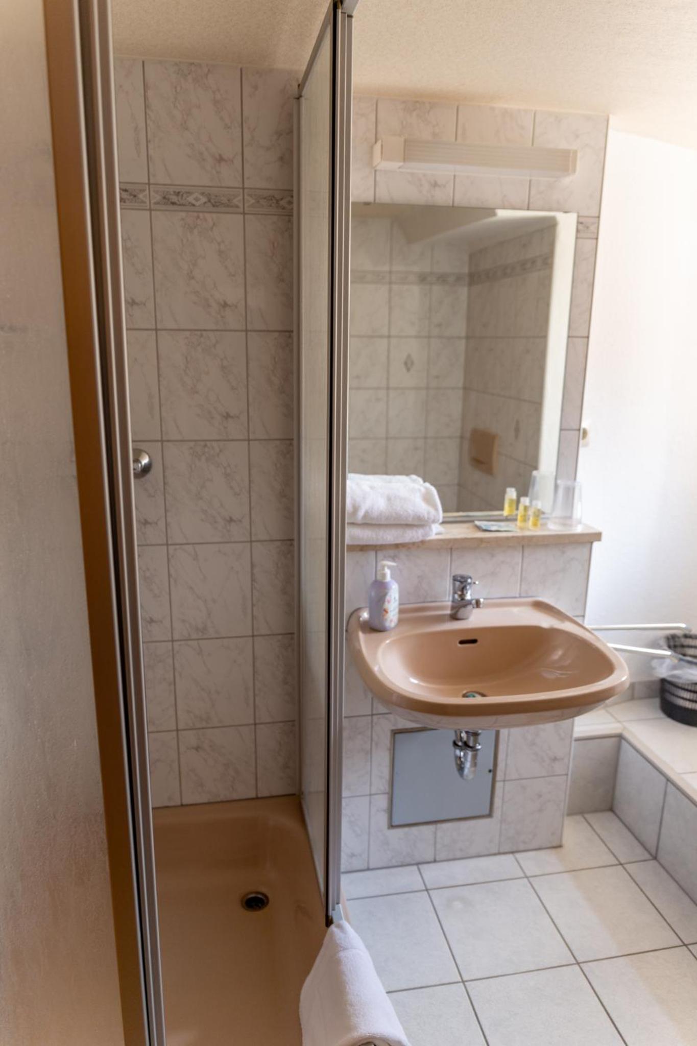 Budget Double Room - Photo 2