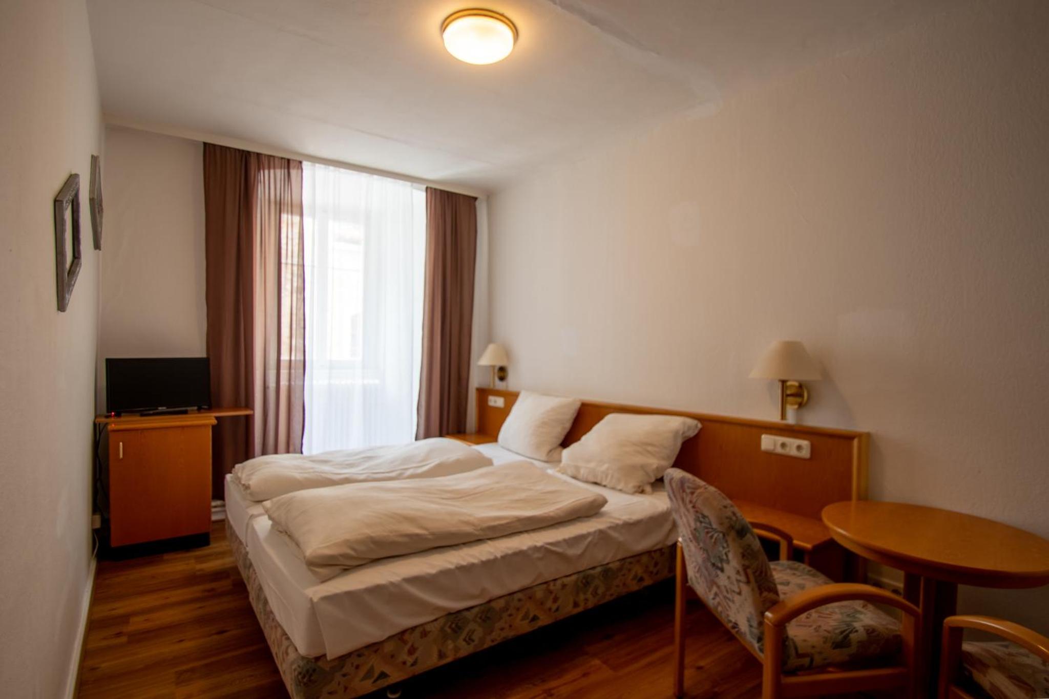 Small Double Room - Photo 6