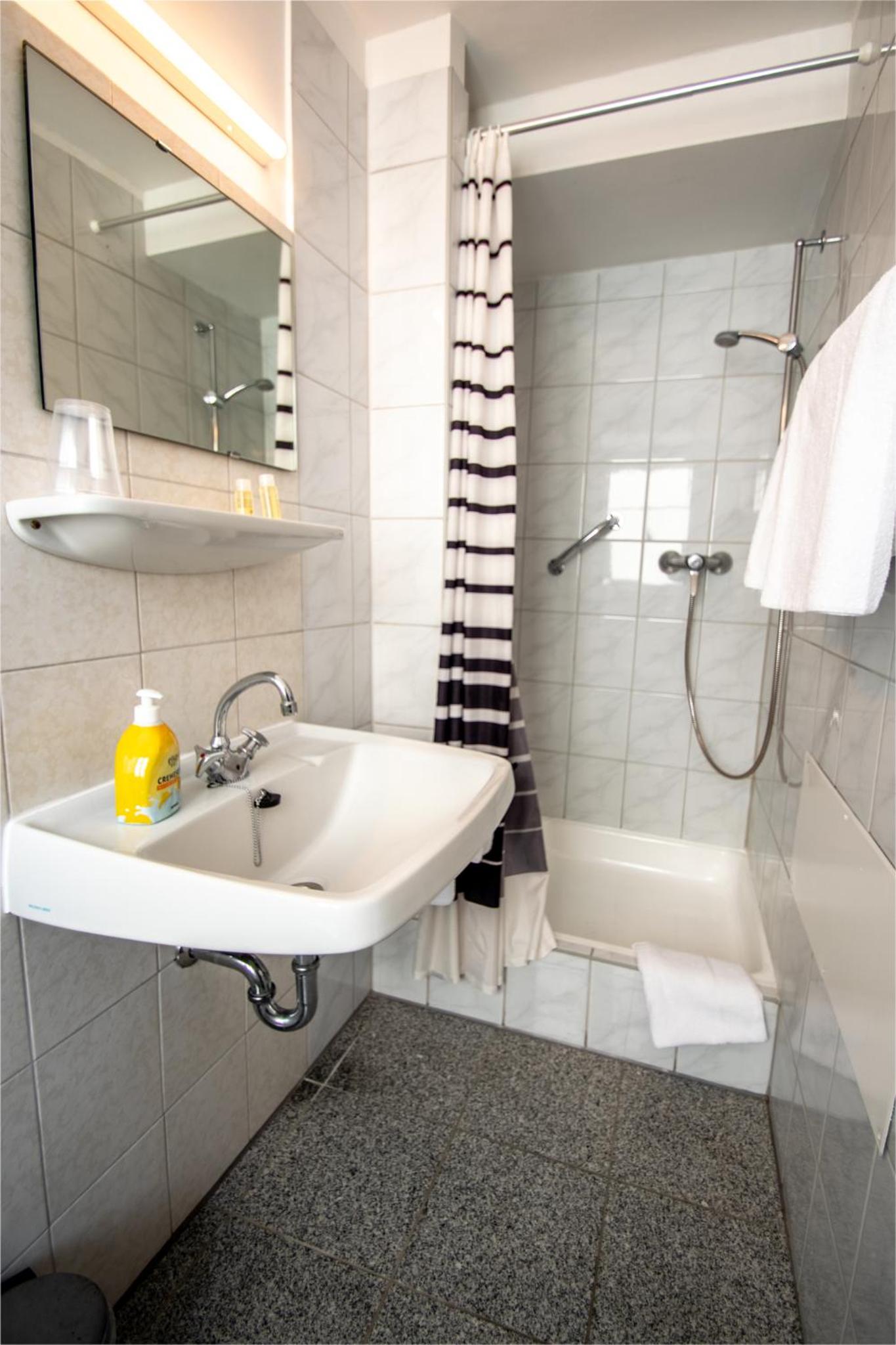 Standard Double Room - Photo 8