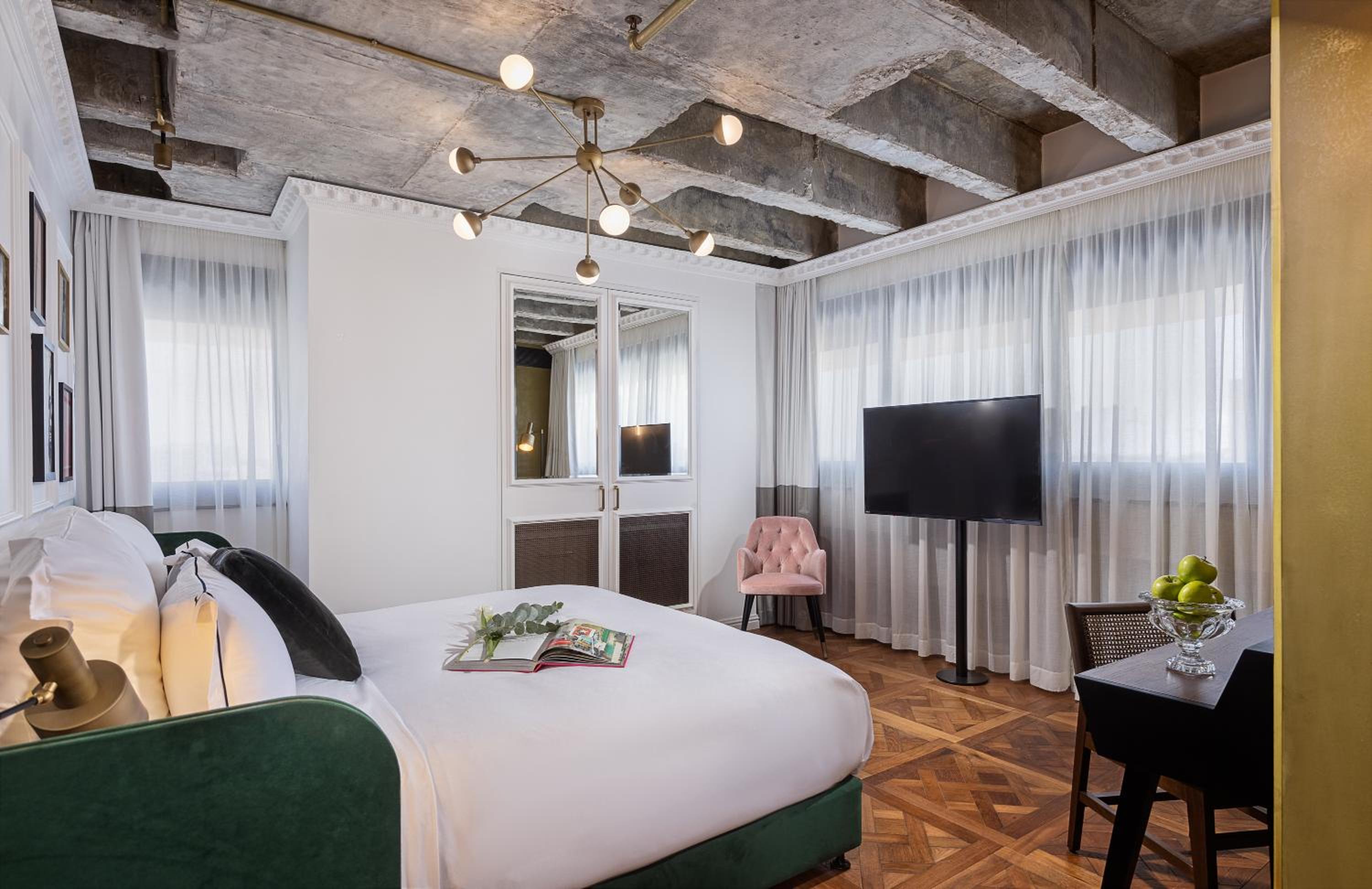 Deluxe Triple Room with City View - Photo 3
