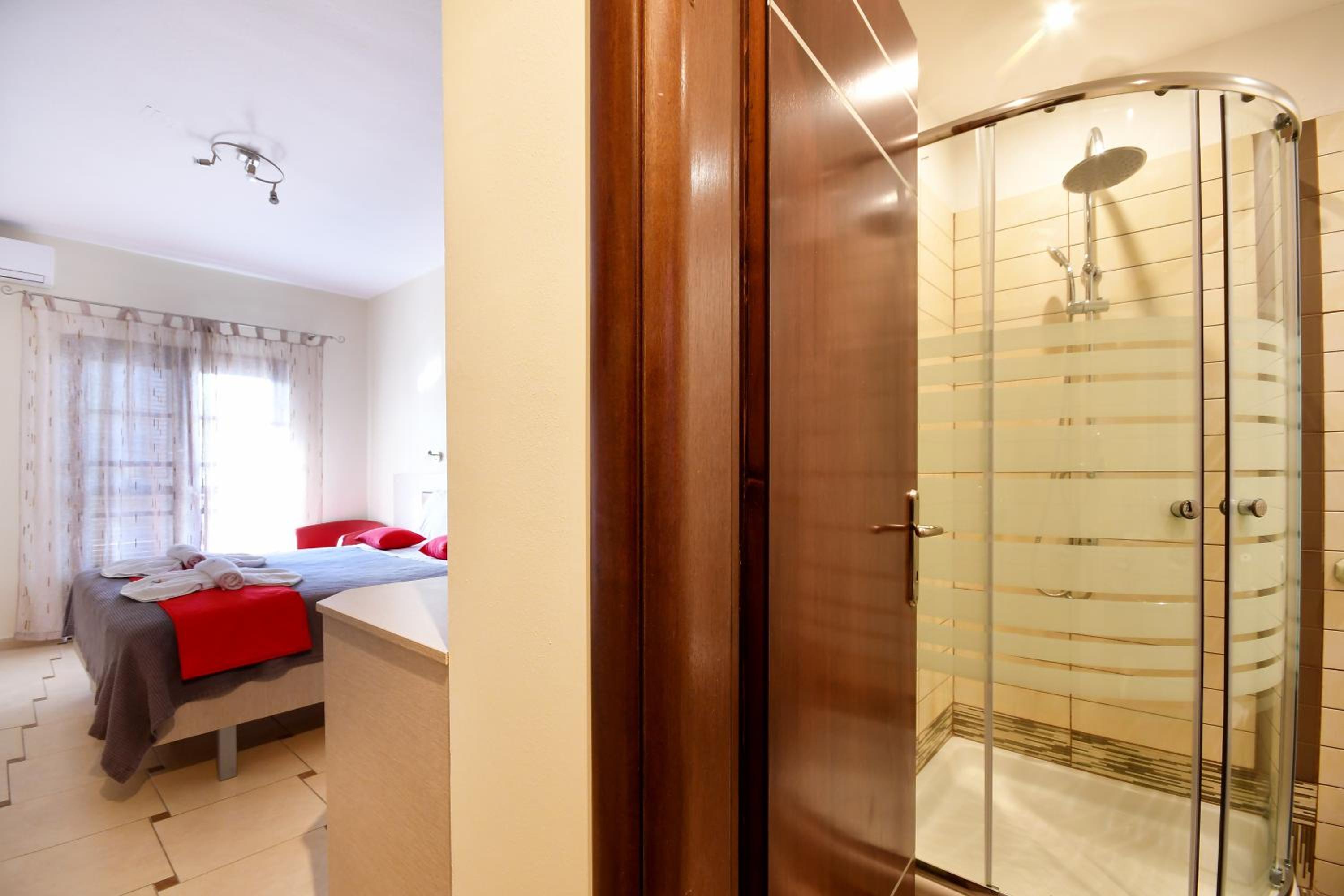 Standard Double or Twin Room - Photo 11