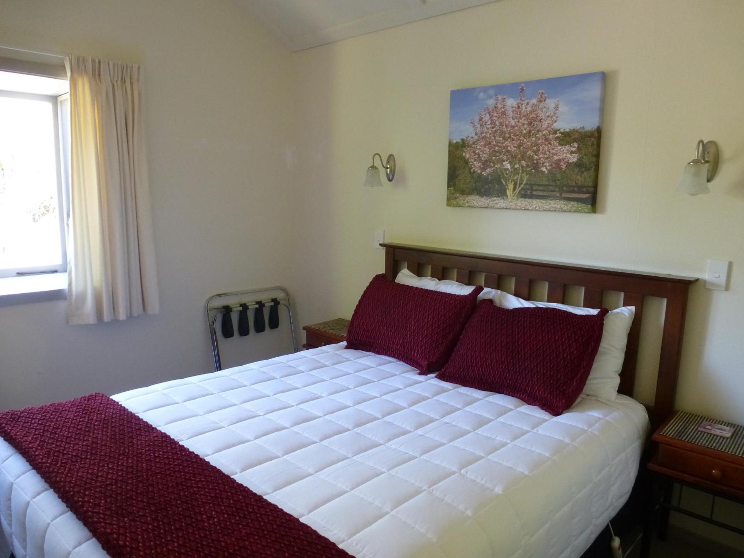 Three-Bedroom Cottage - Photo 8