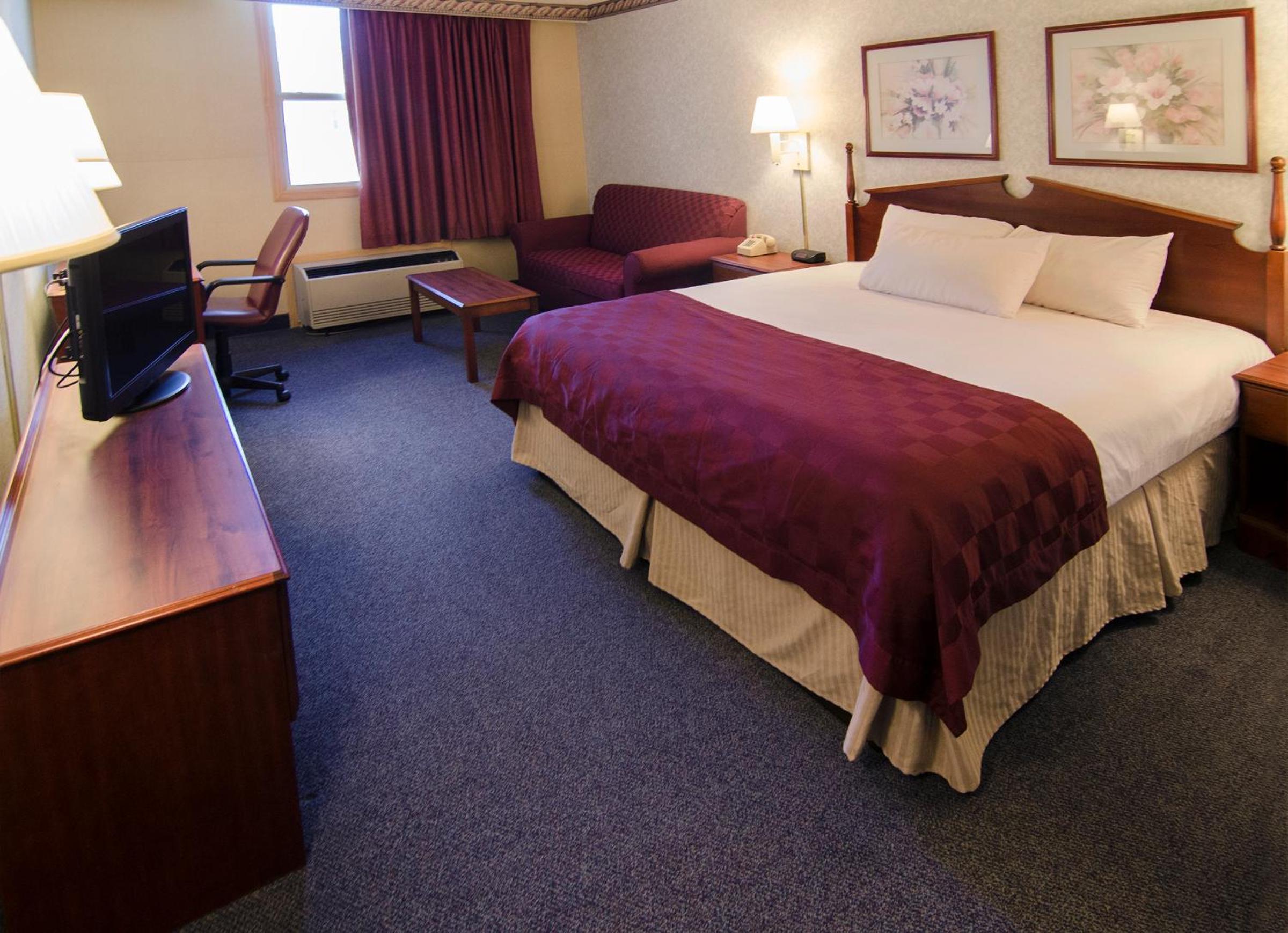 One-Bedroom Suite with One King and Two Double Beds - Non-Smoking photo 1