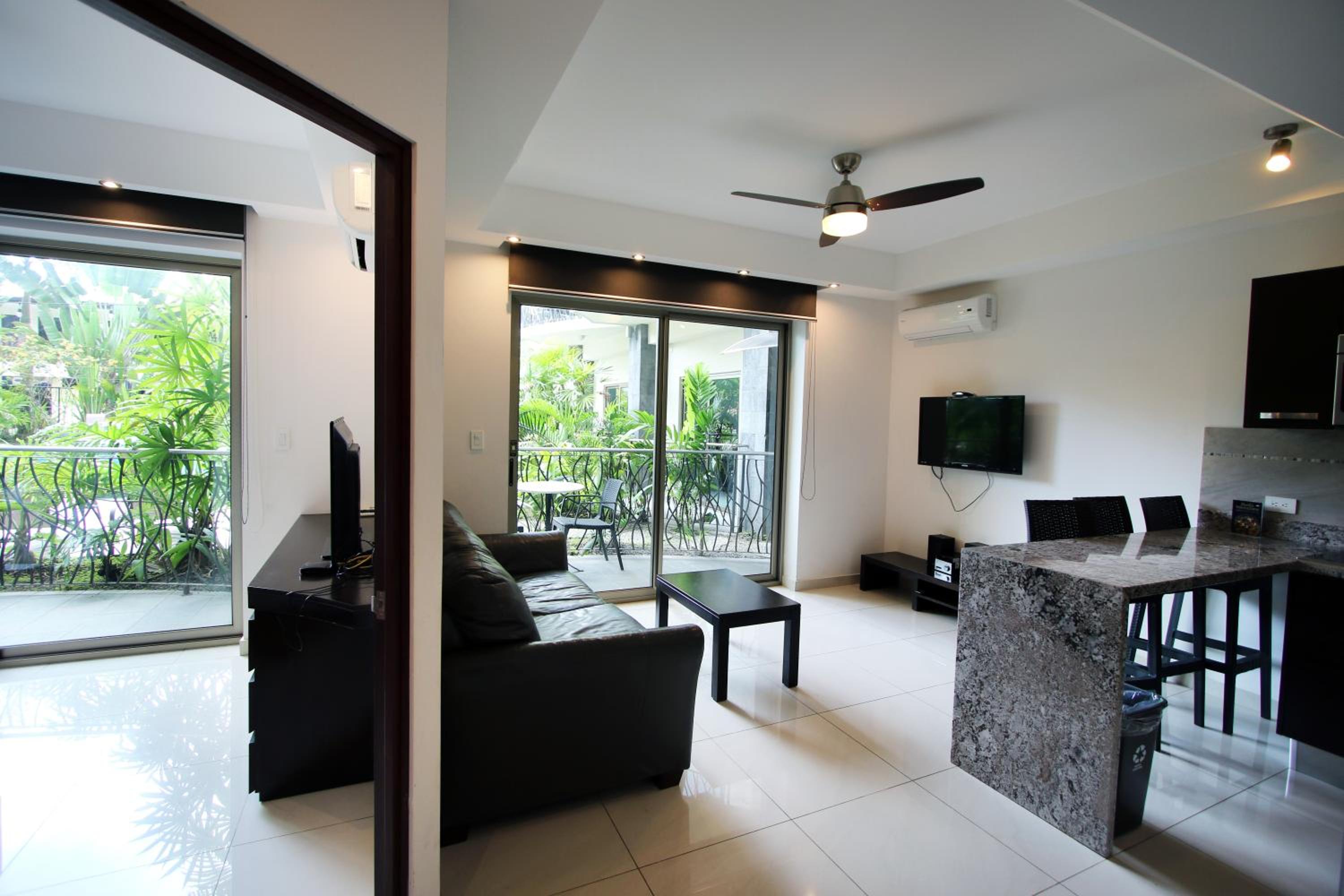 1BR Garden Suite w / kitchen, living room, 2 terraces