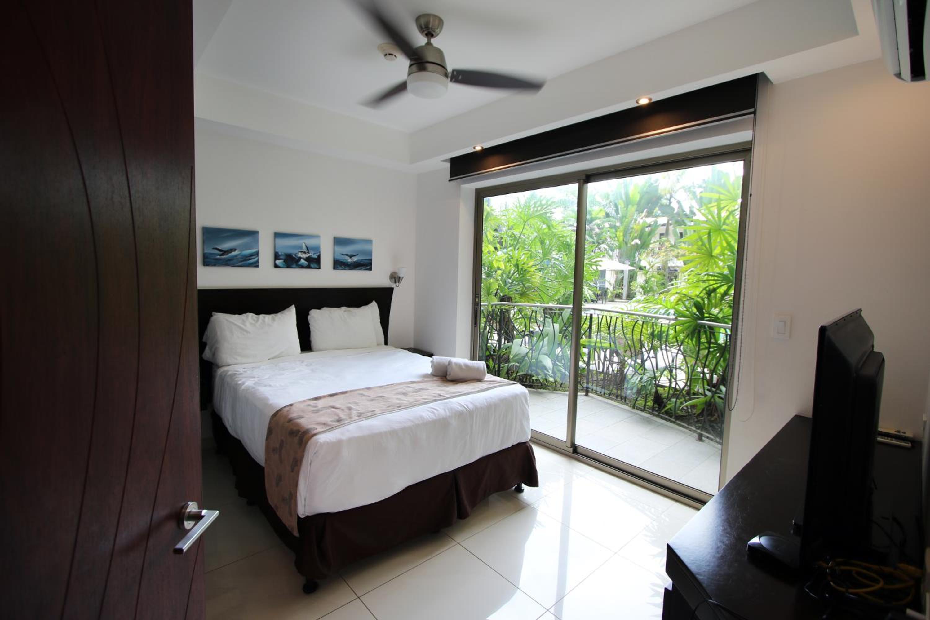 1BR Garden Suite w / kitchen, living room, 2 terraces photo 3