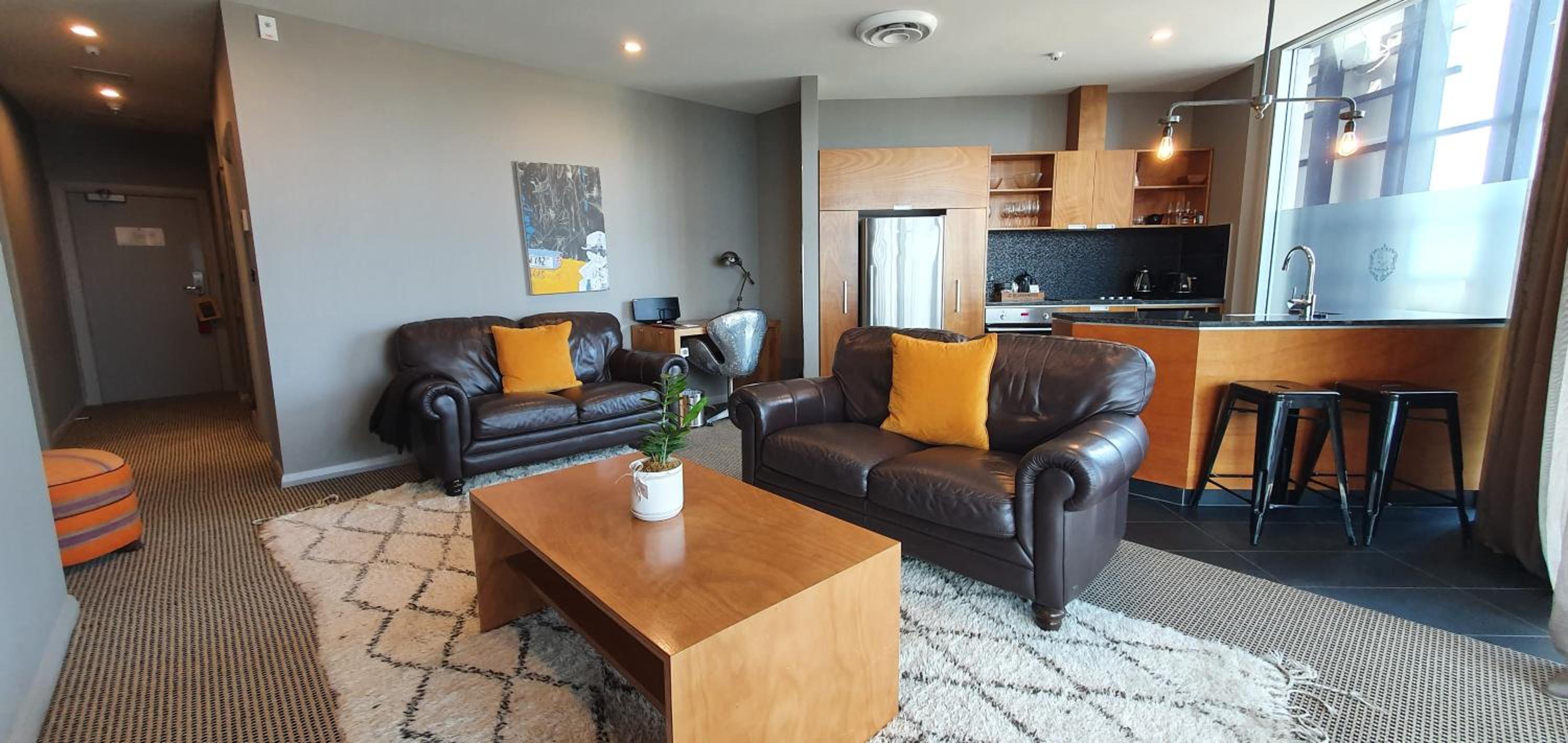 Luxury Two-Bedroom Apartment (King Henry Suite)