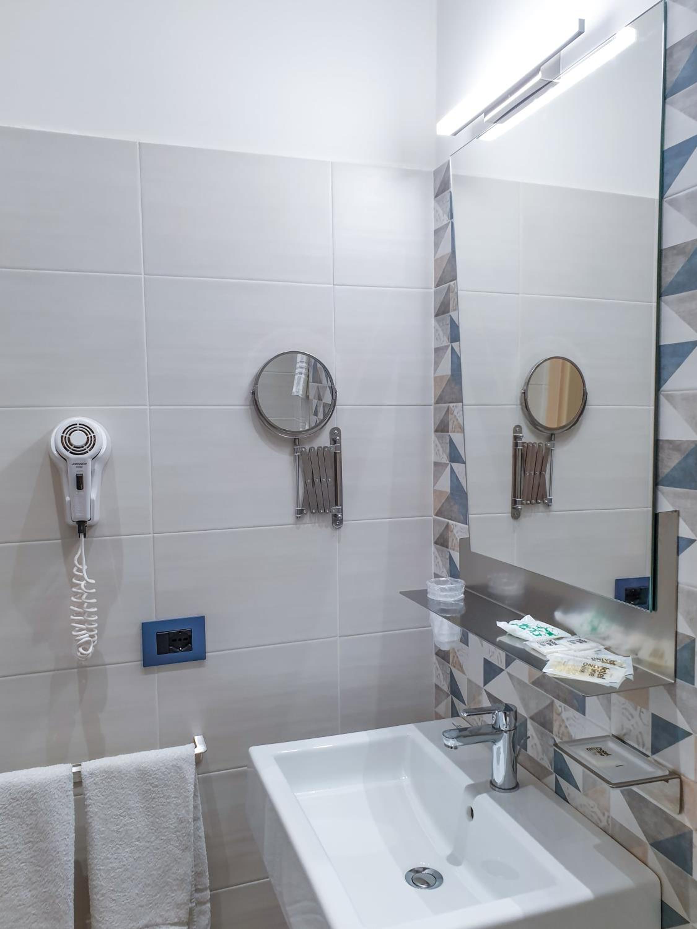 Superior Double or Twin Room - Photo 7