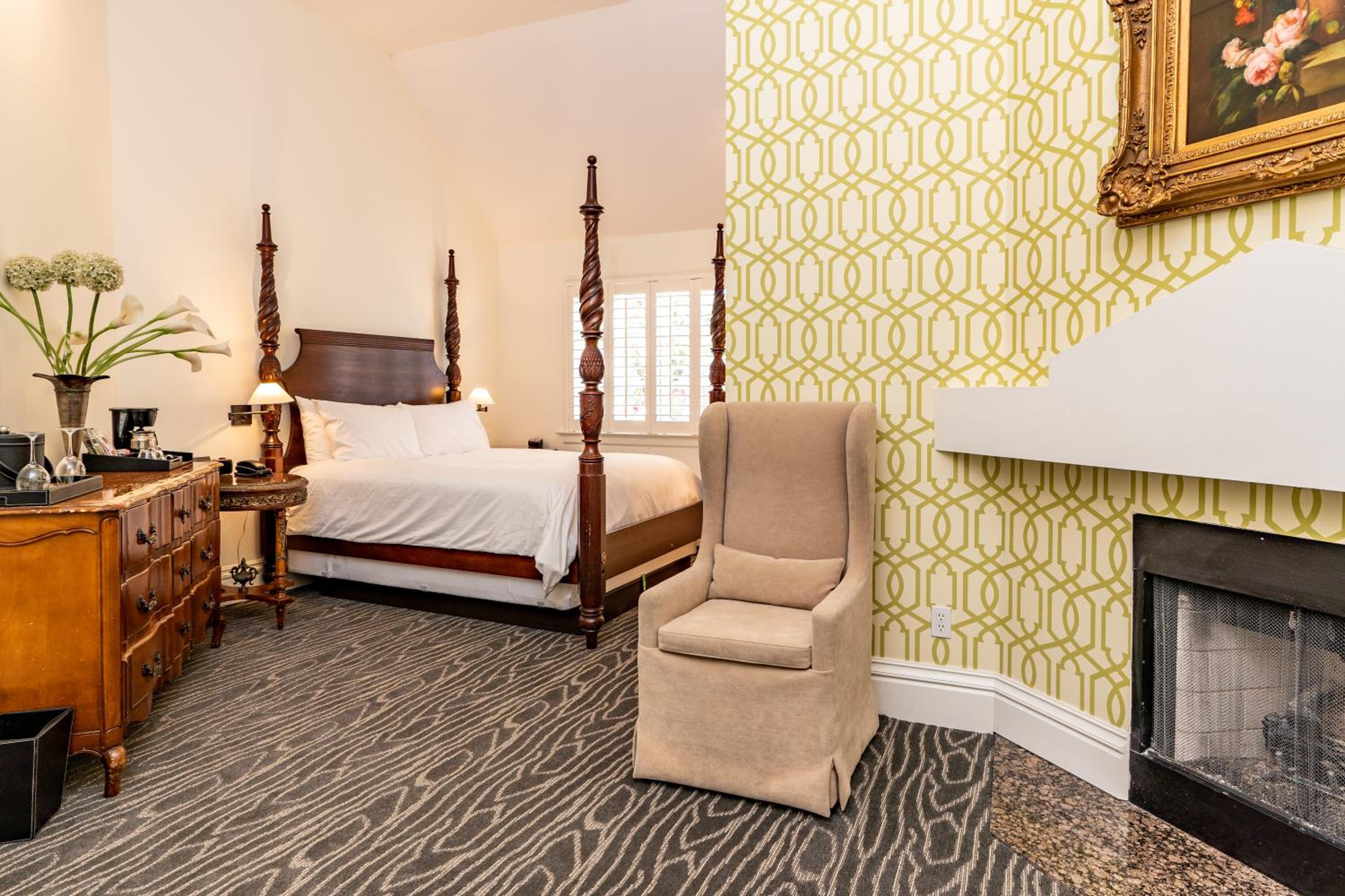 Queen Room with Sofa Bed, Fireplace, Living Area and Soaker Tub - Non-Smoking