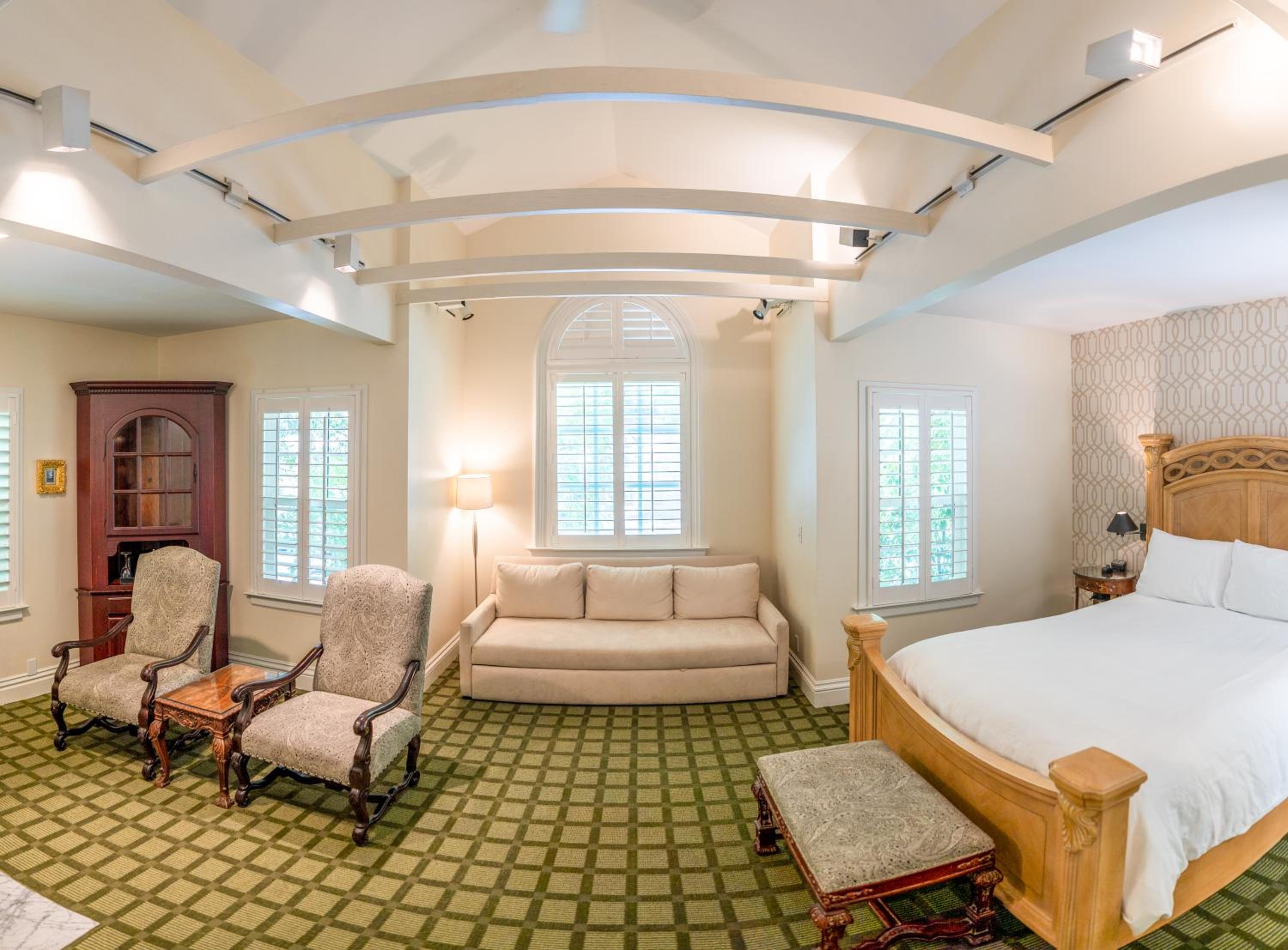 Queen Room with Sofa Bed and Fireplace - Non-Smoking/Second Floor photo 2