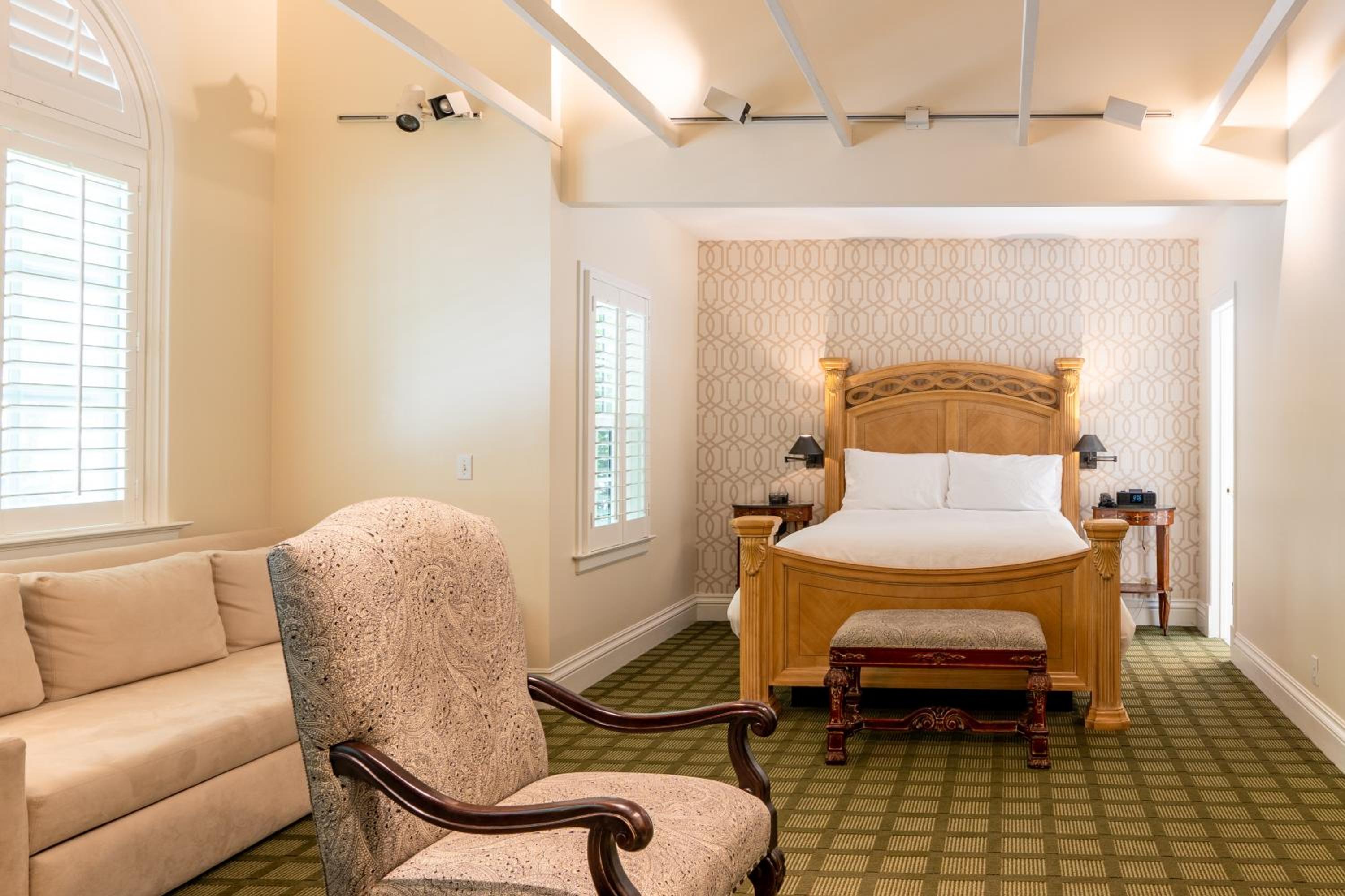 Queen Room with Sofa Bed and Fireplace - Non-Smoking/Second Floor photo 3