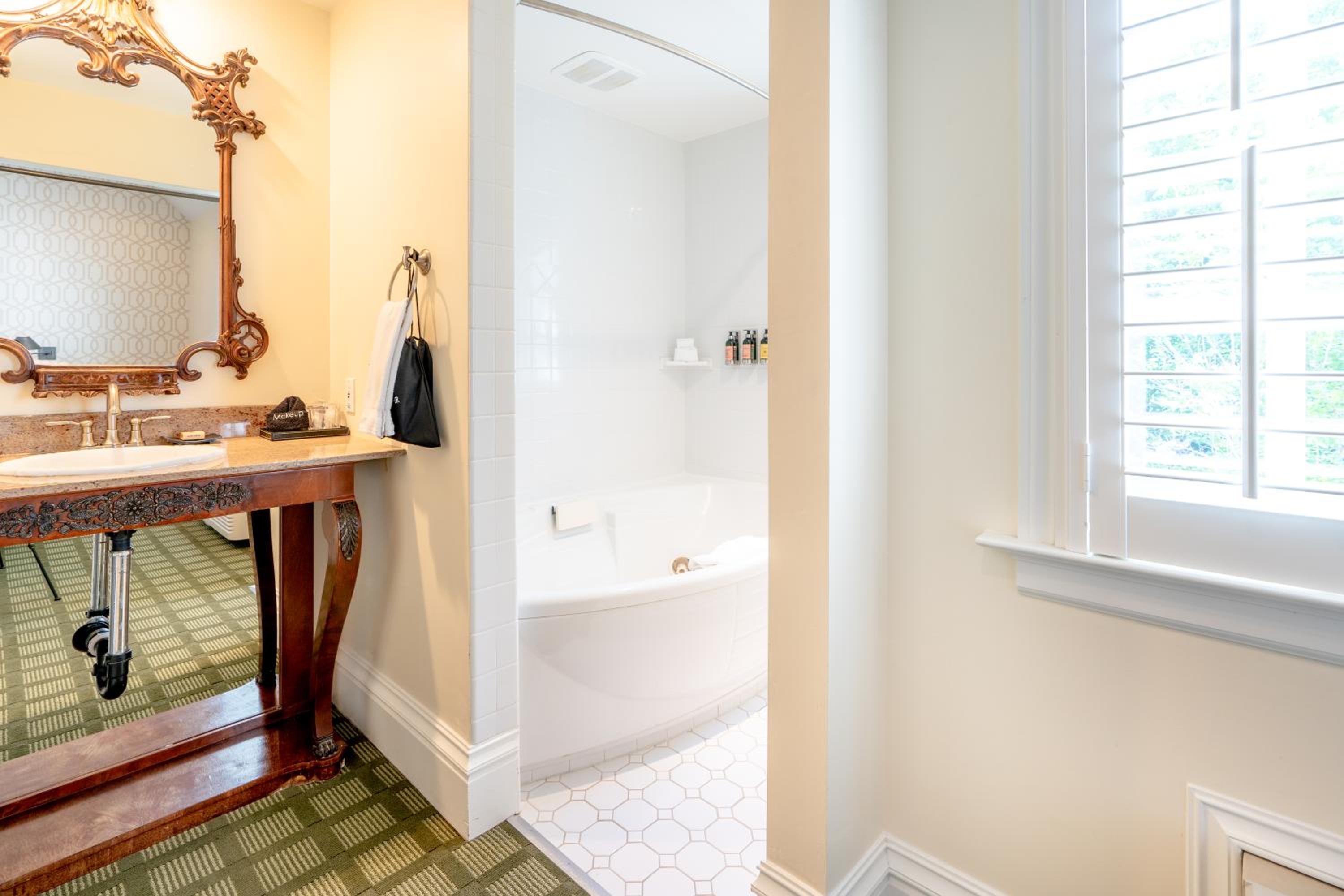 Queen Room with Spa Bath and Fireplace - Non-Smoking/Second Floor photo 1