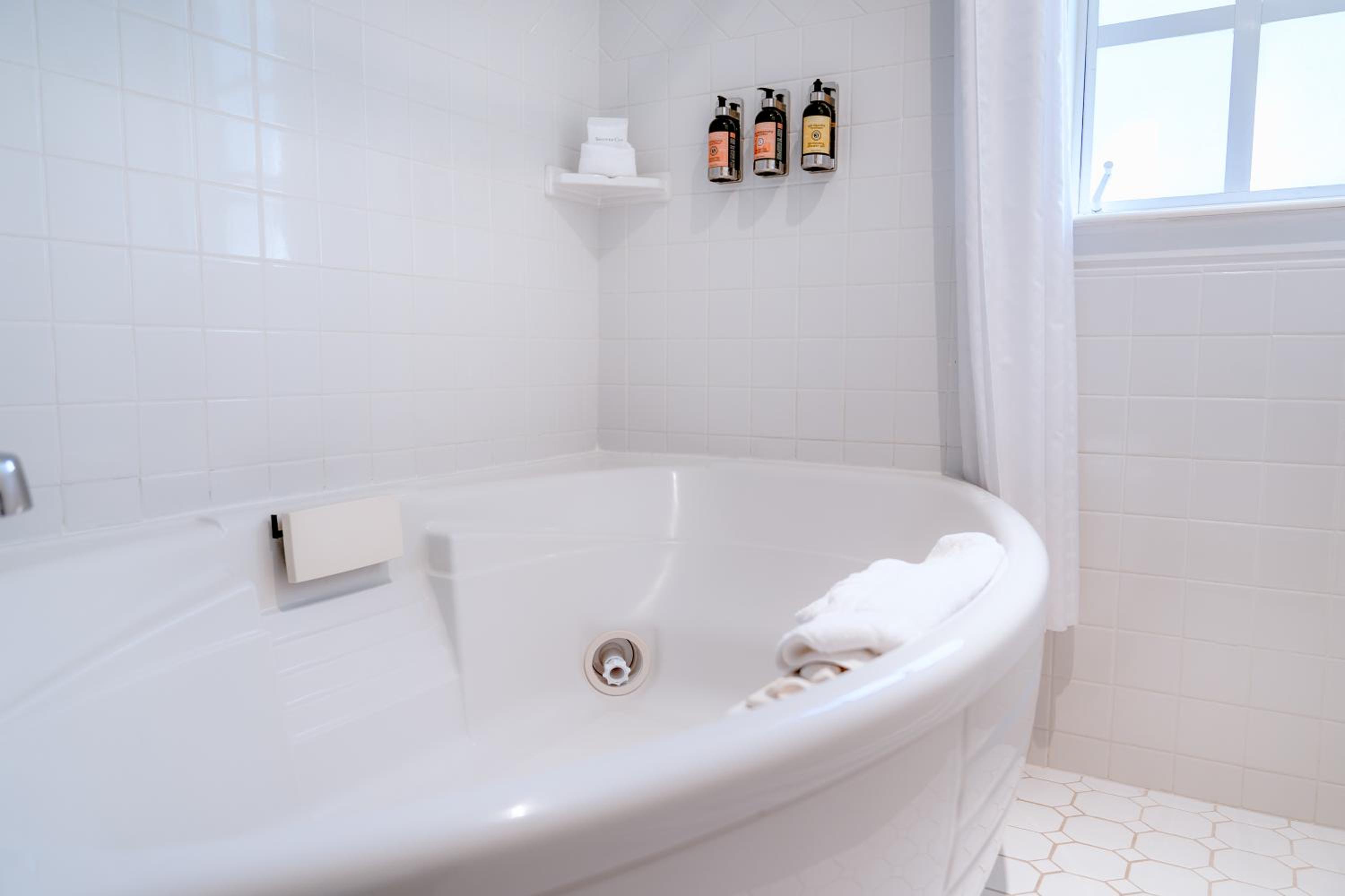 Queen Room with Spa Bath and Fireplace - Non-Smoking/Second Floor photo 2