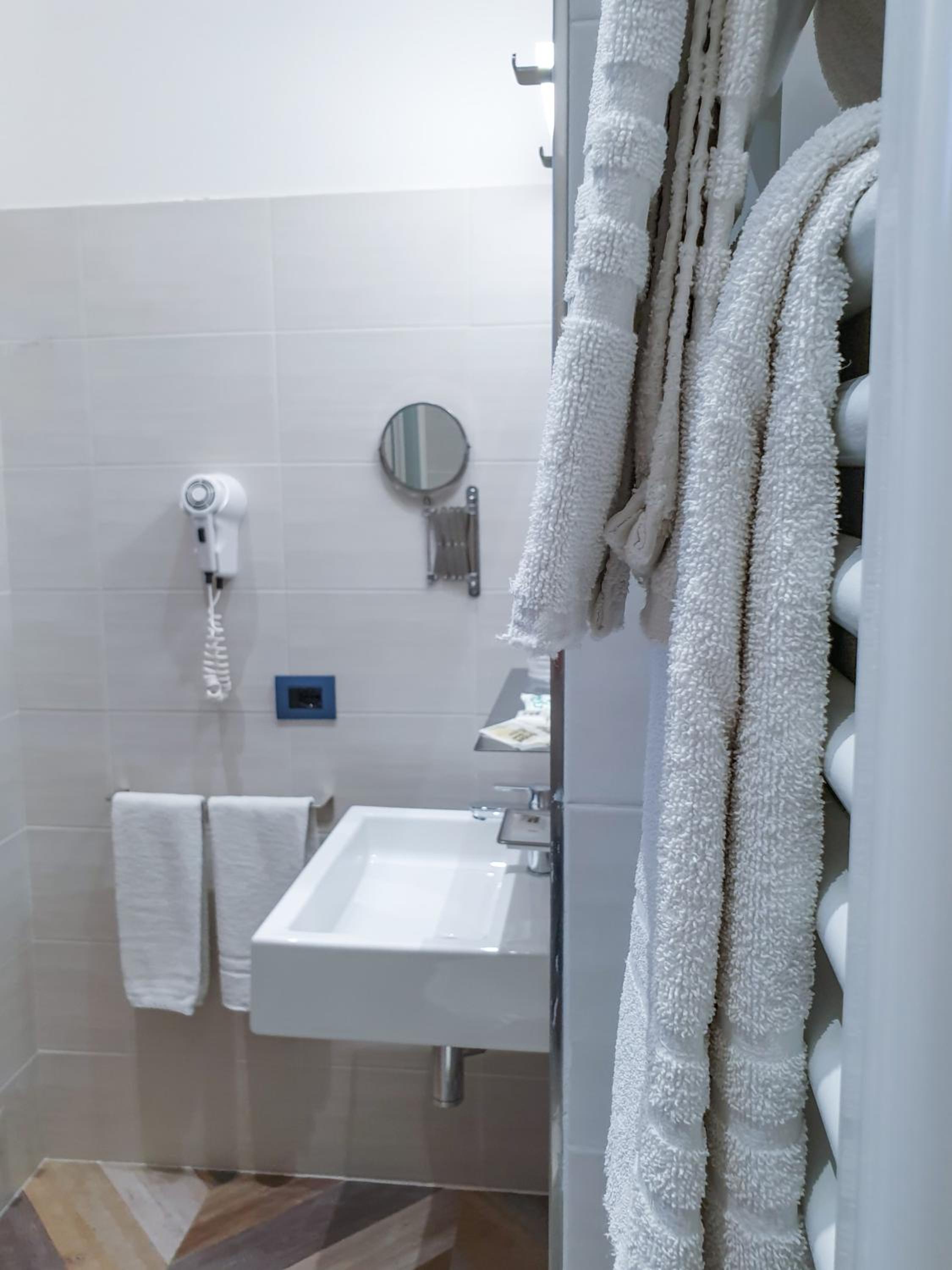 Superior Double or Twin Room - Photo 10