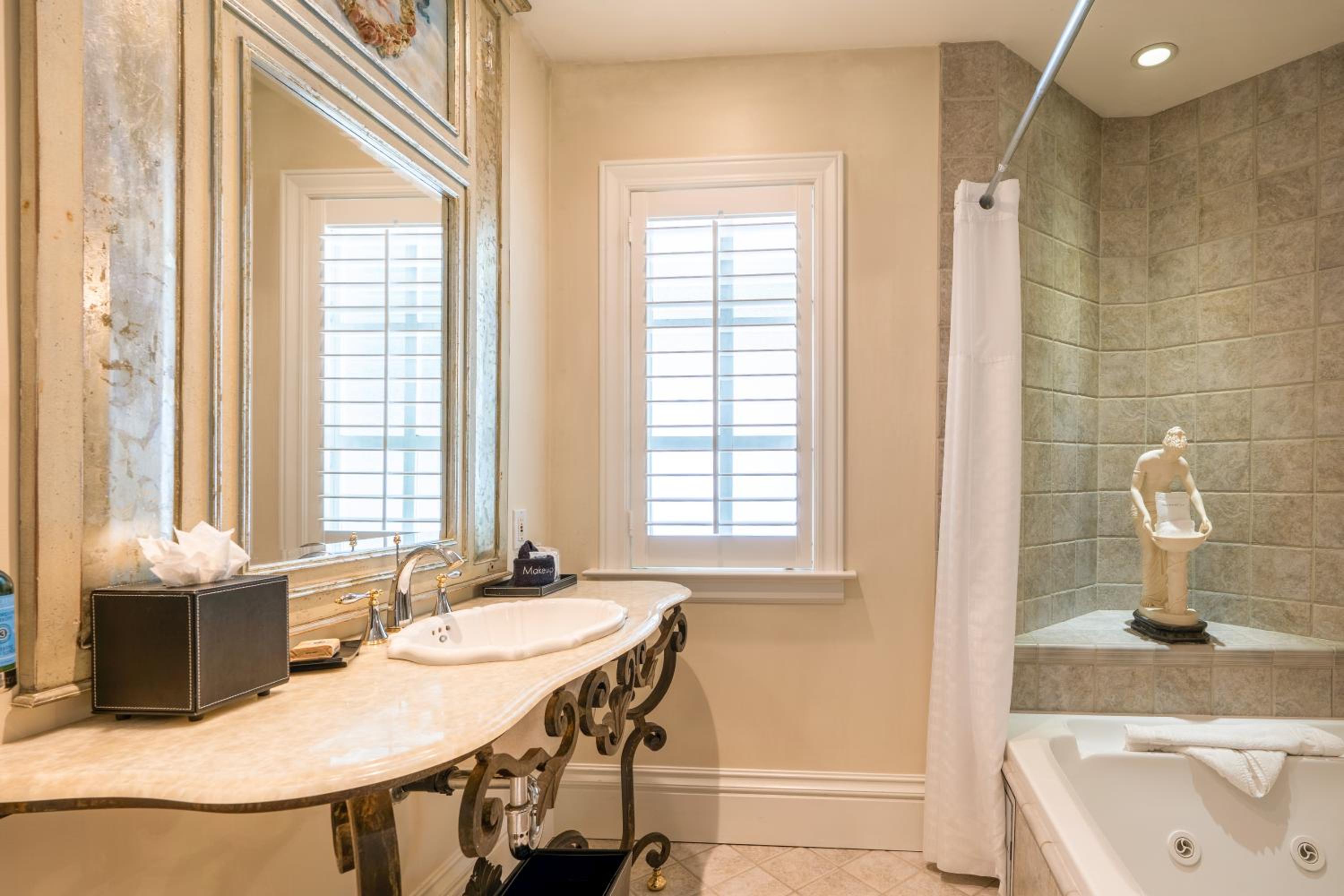 King Suite with Balcony, Spa Bath and Fireplace - Non-Smoking