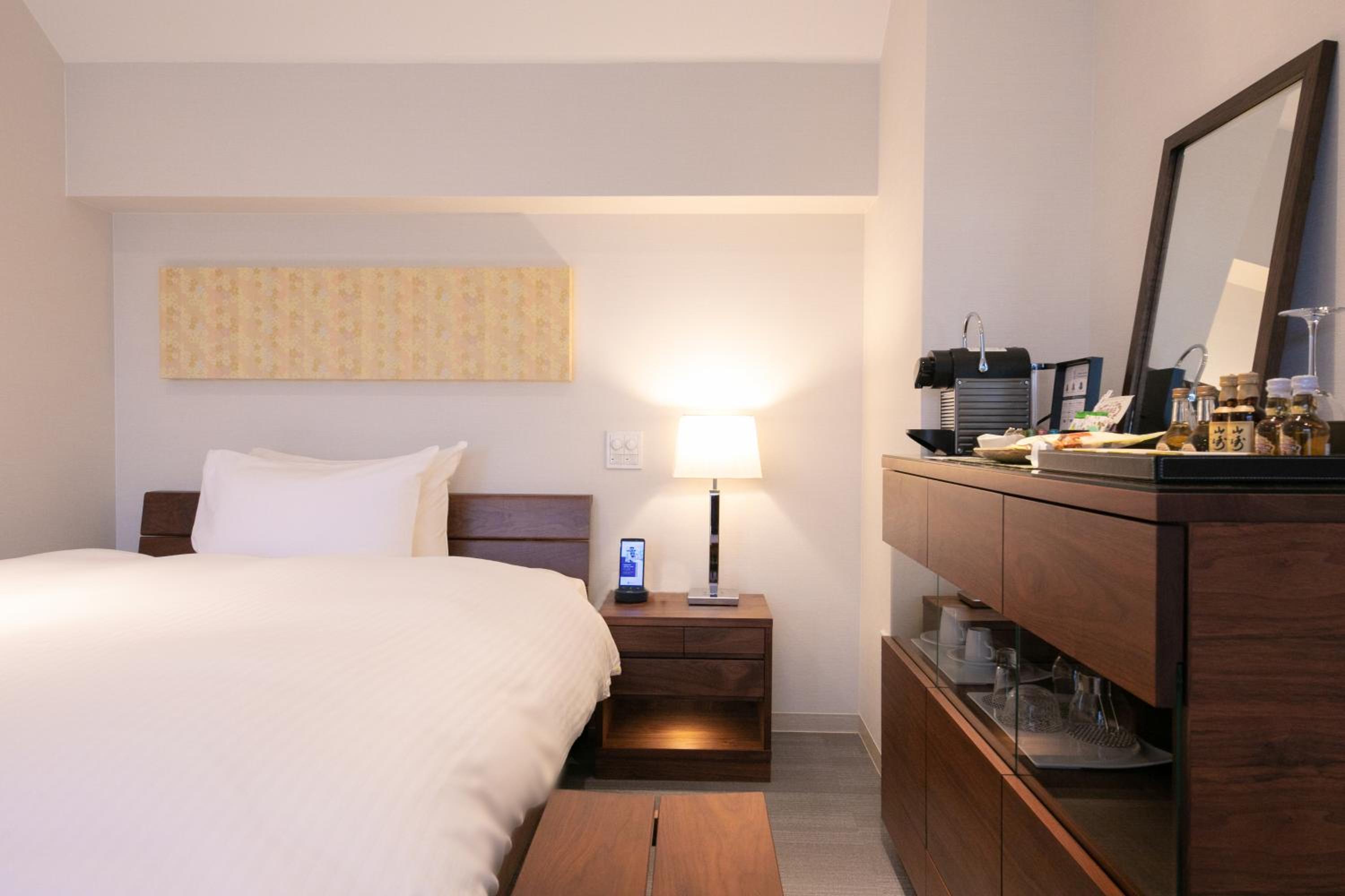 Compact Double Room thumbnail 5