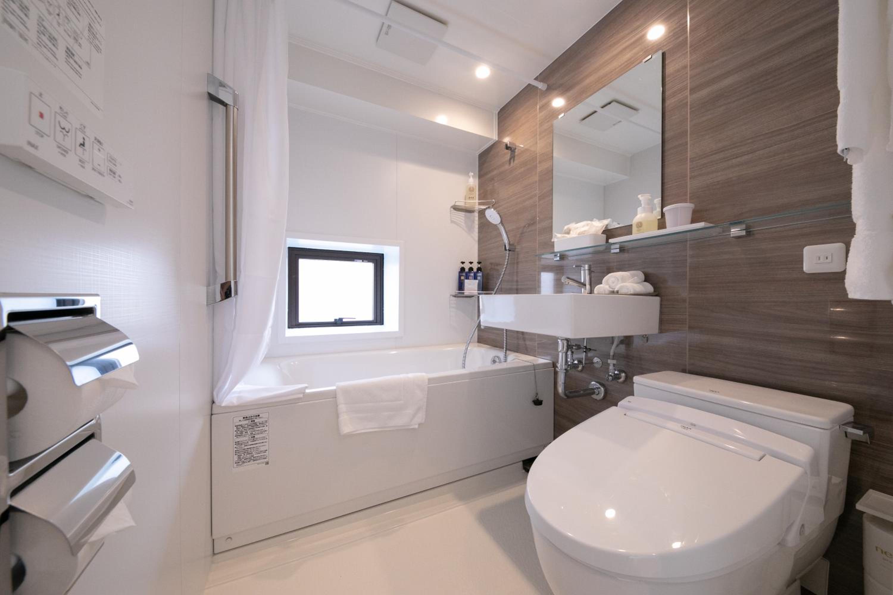 Compact Double Room thumbnail 6