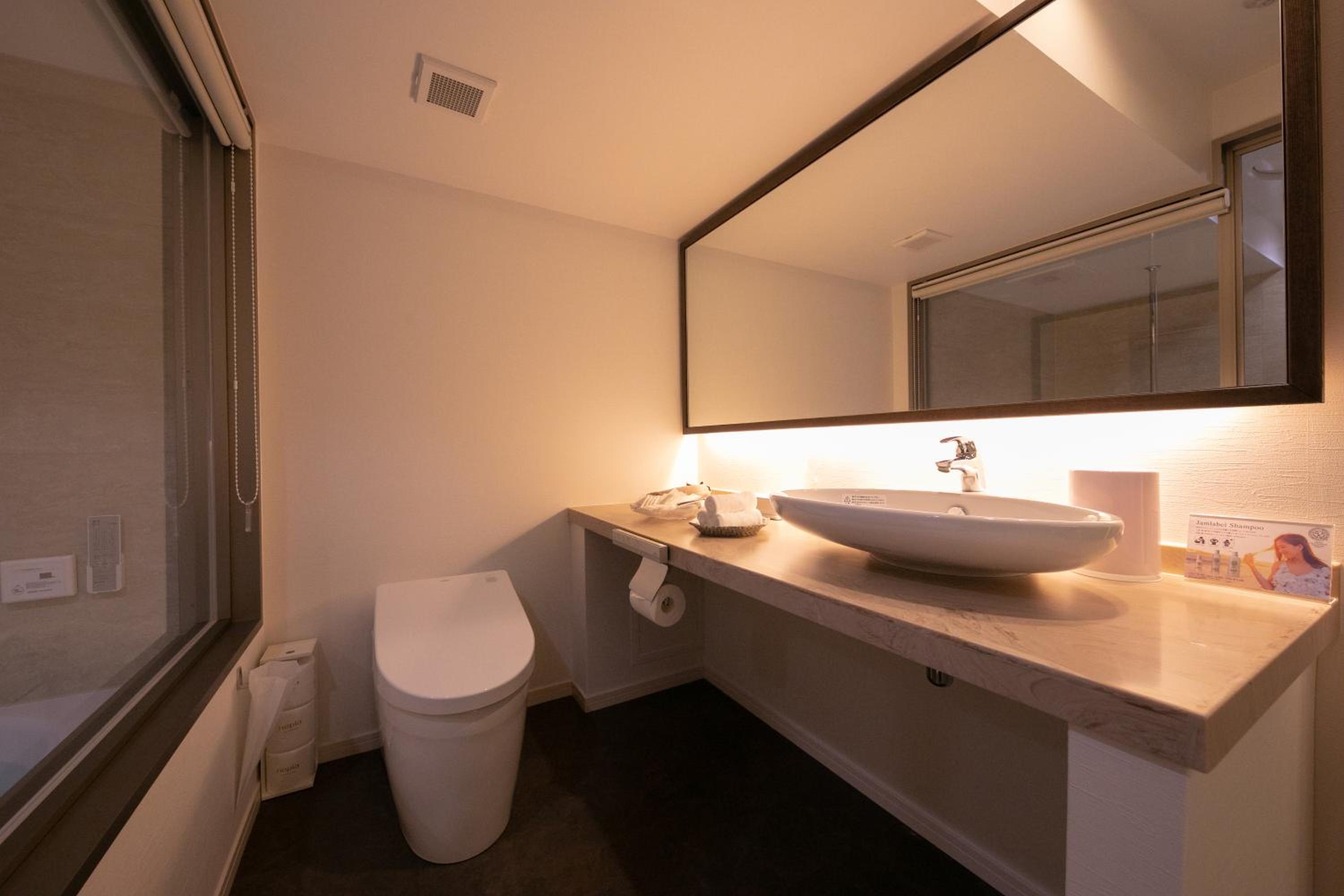 Twin Room A thumbnail 6