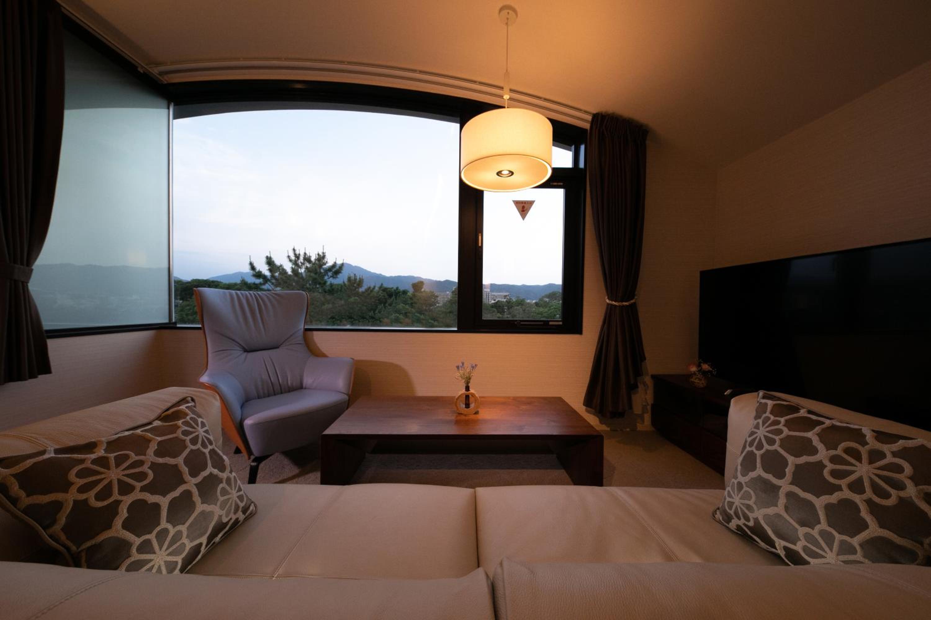 Deluxe Twin Room B thumbnail 5