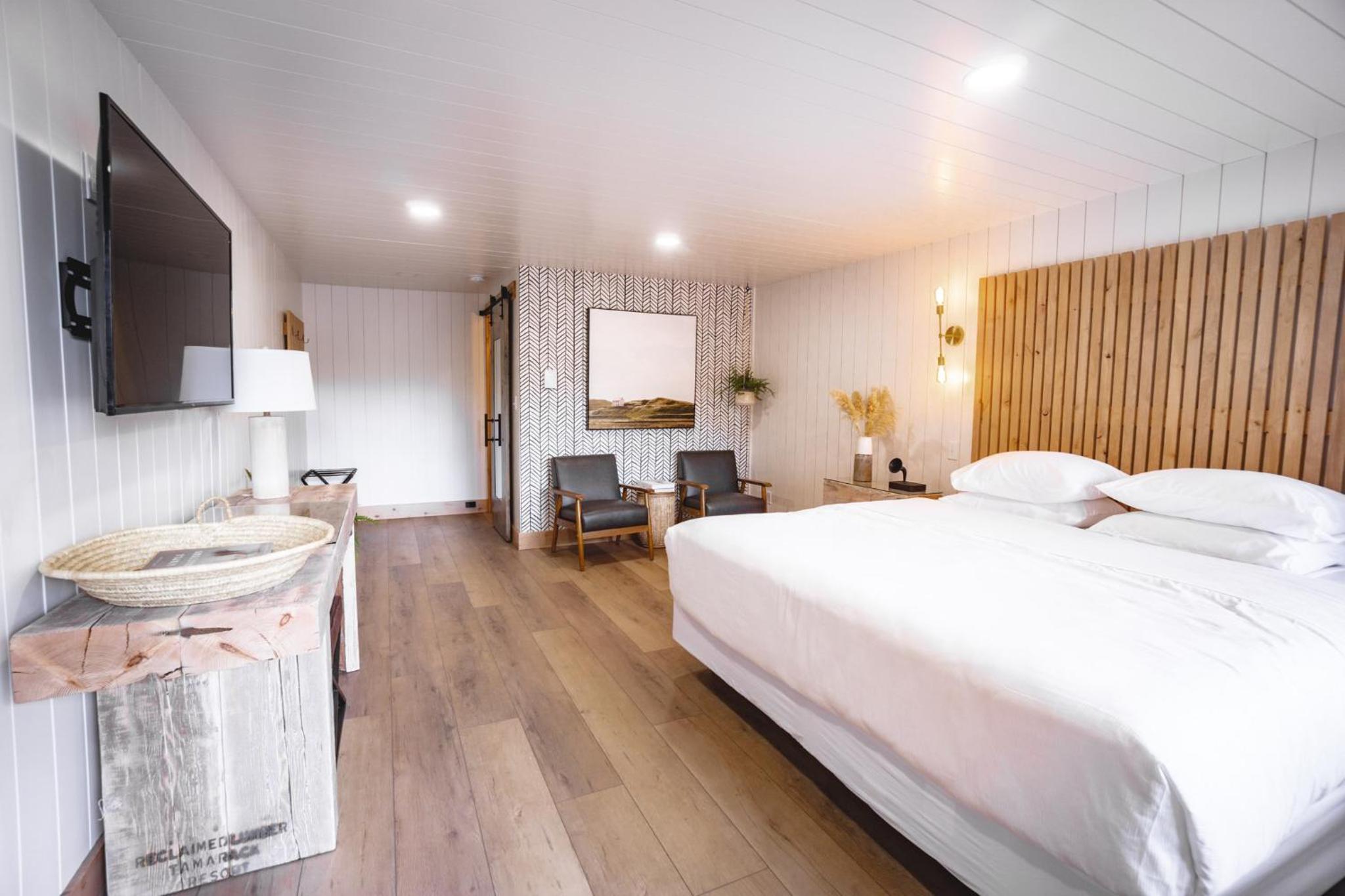 Deluxe King Room - Photo 5