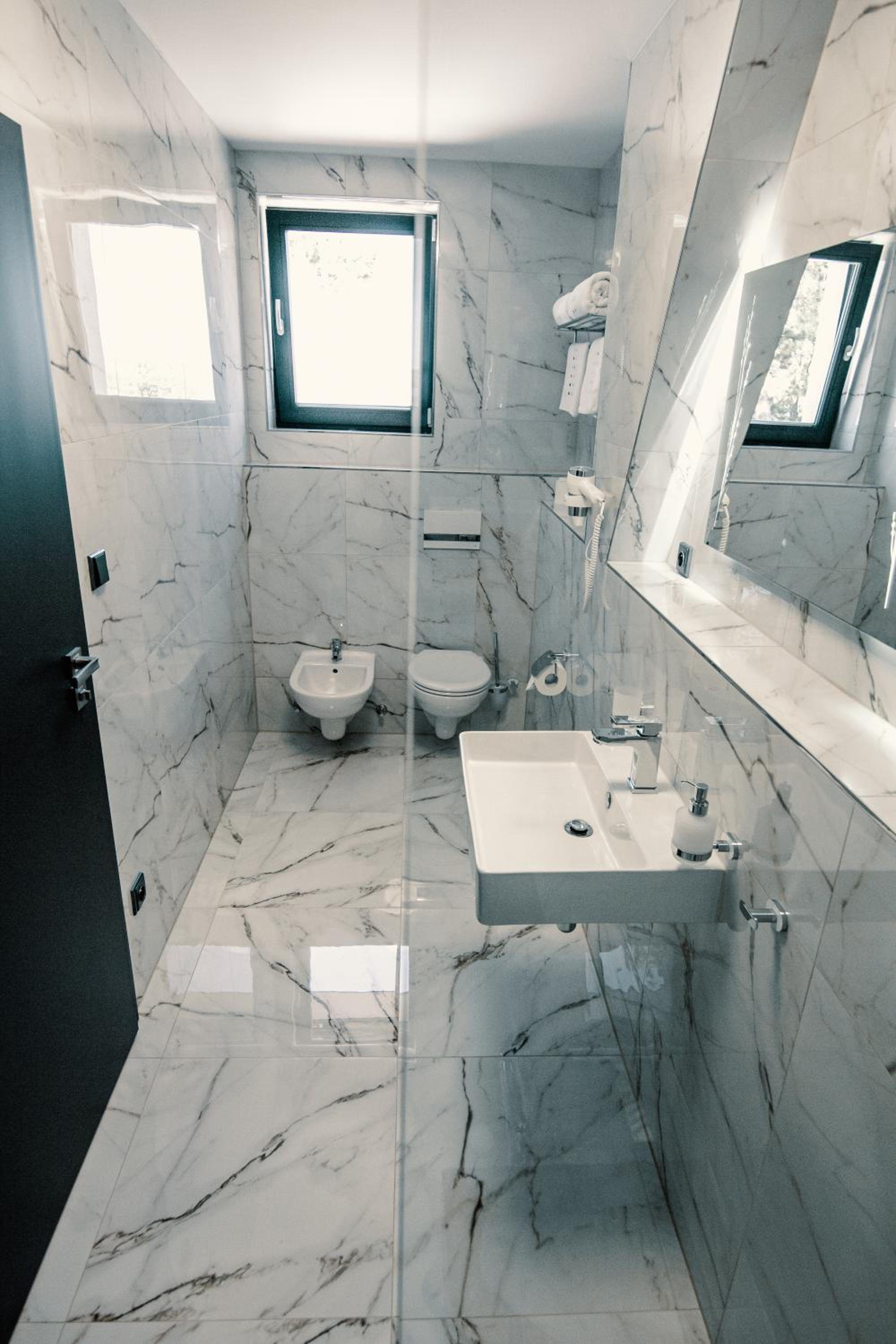 Deluxe Double or Twin Room with Spa Bath photo 3
