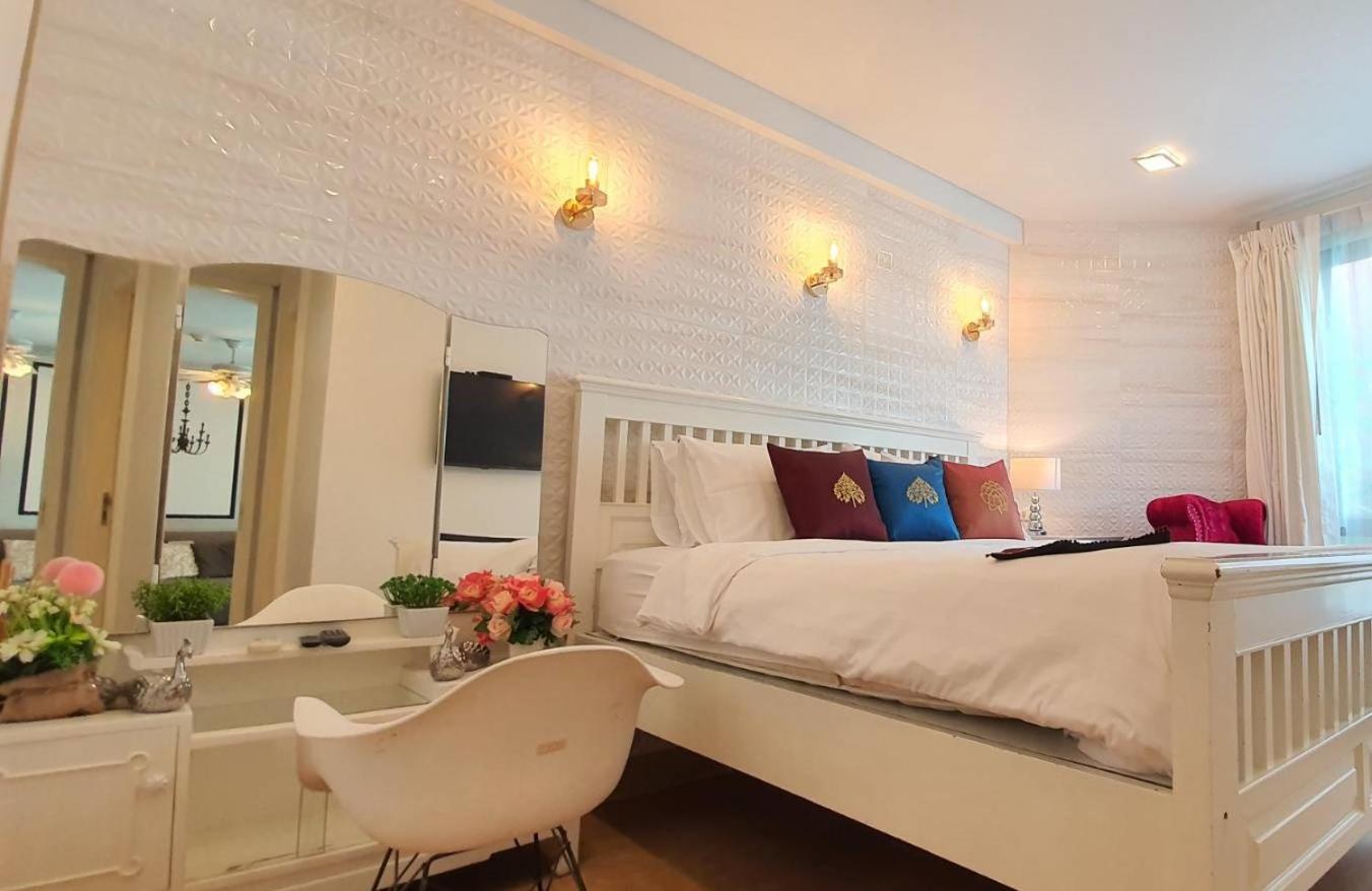 One-Bedroom Apartment - Photo 1
