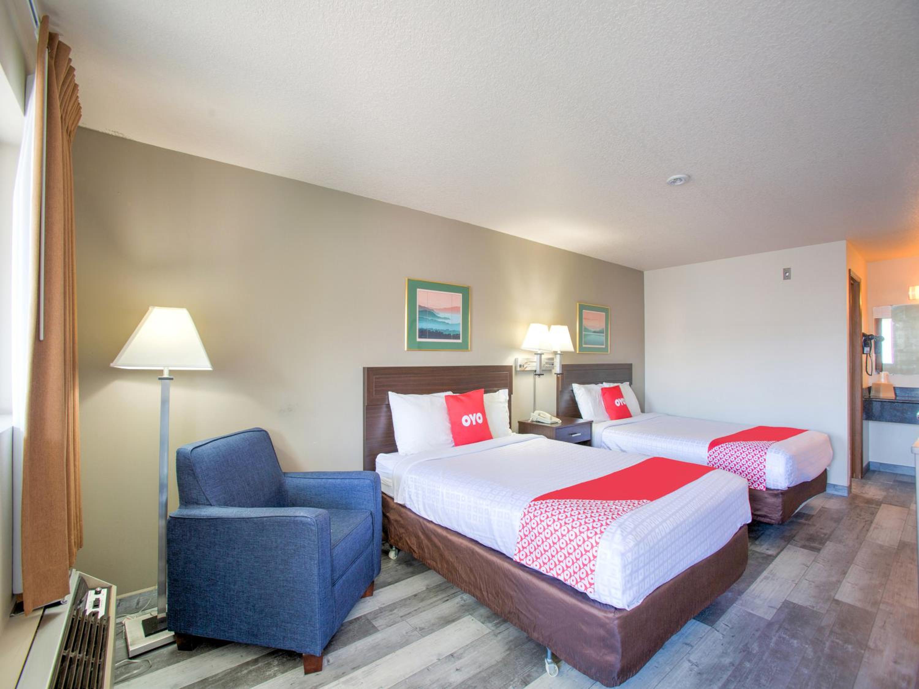Queen Room with Two Queen Beds - Photo 3