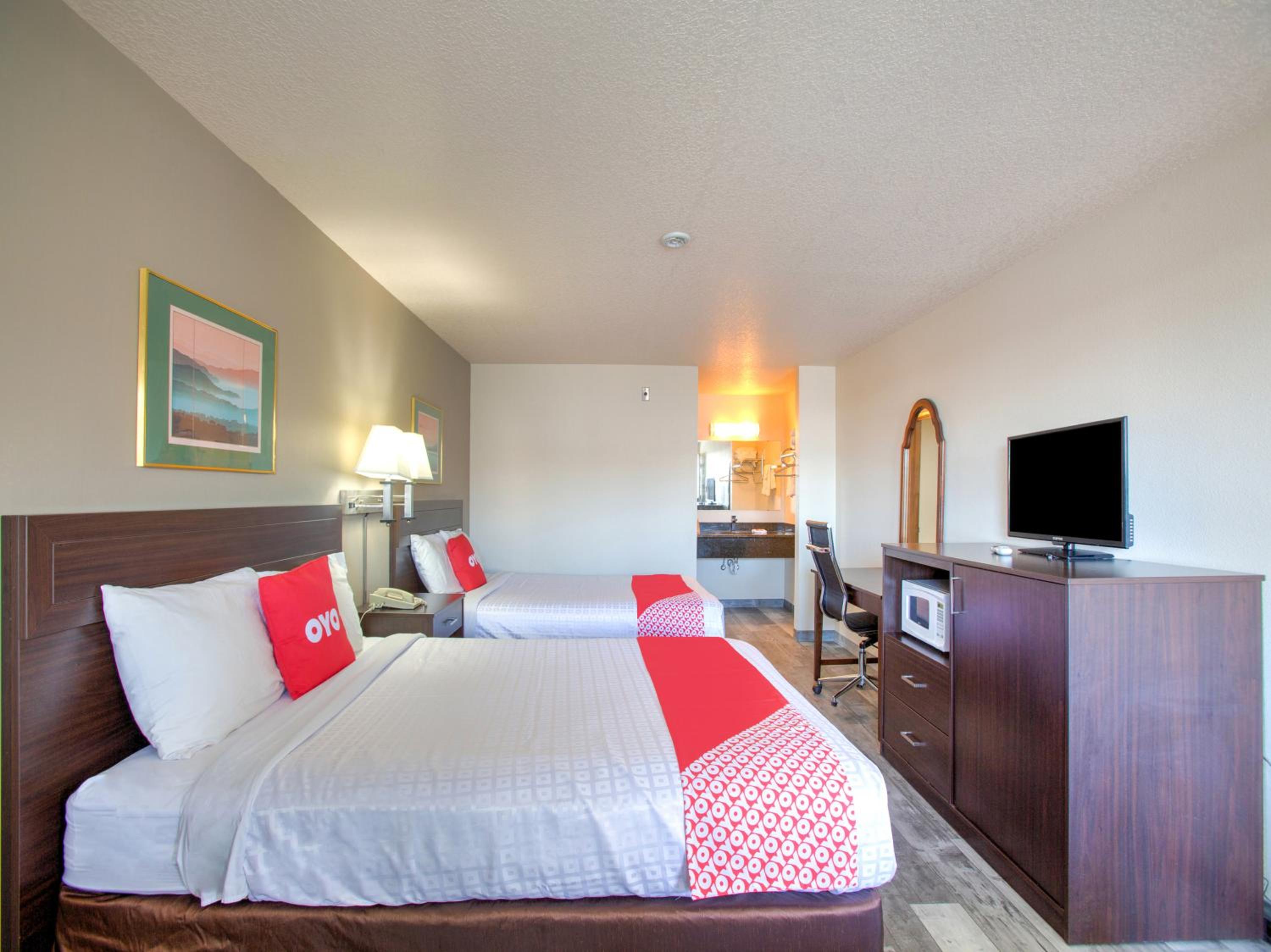 Queen Room with Two Queen Beds - Photo 8