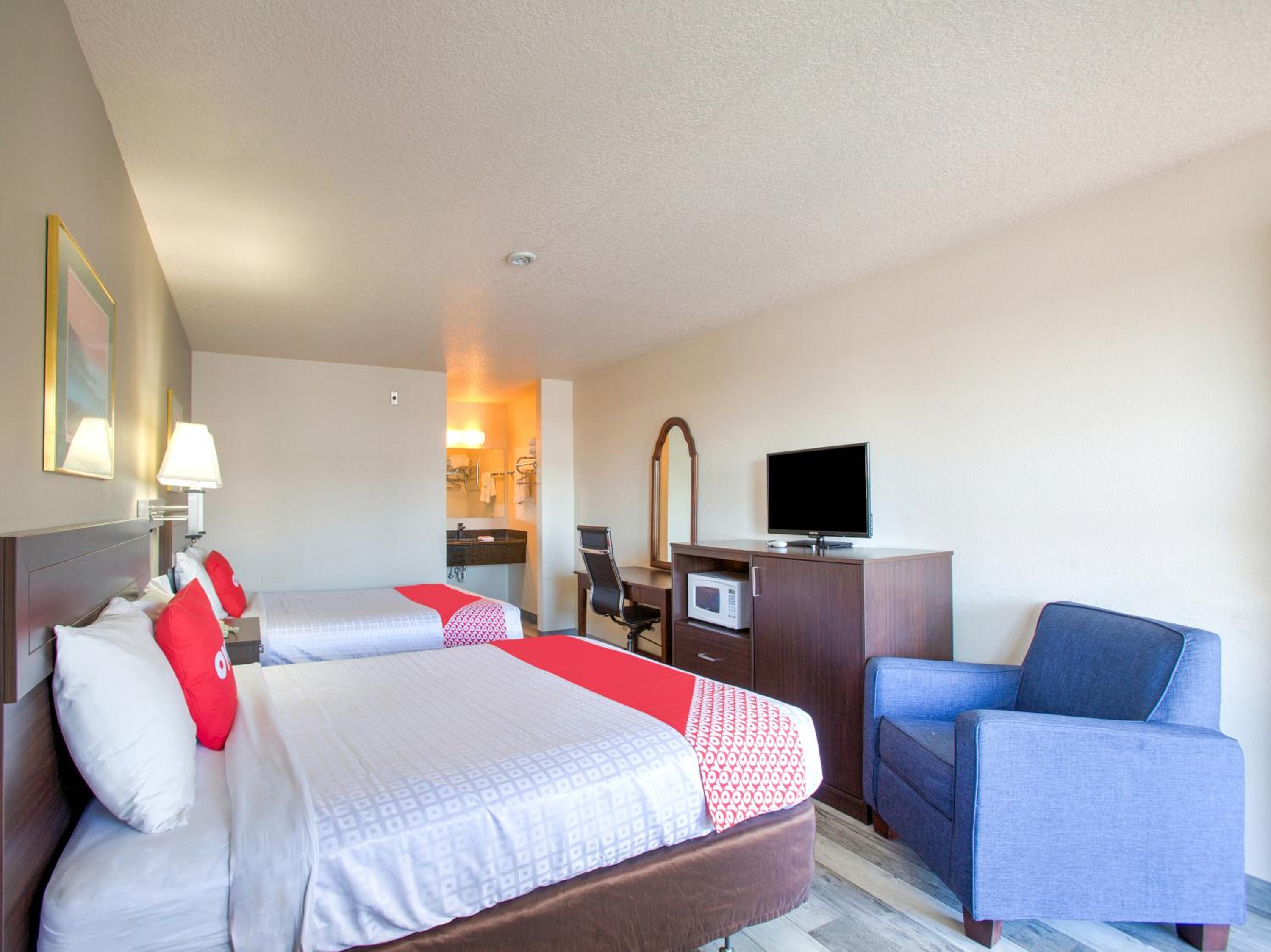 Queen Room with Two Queen Beds - Photo 9