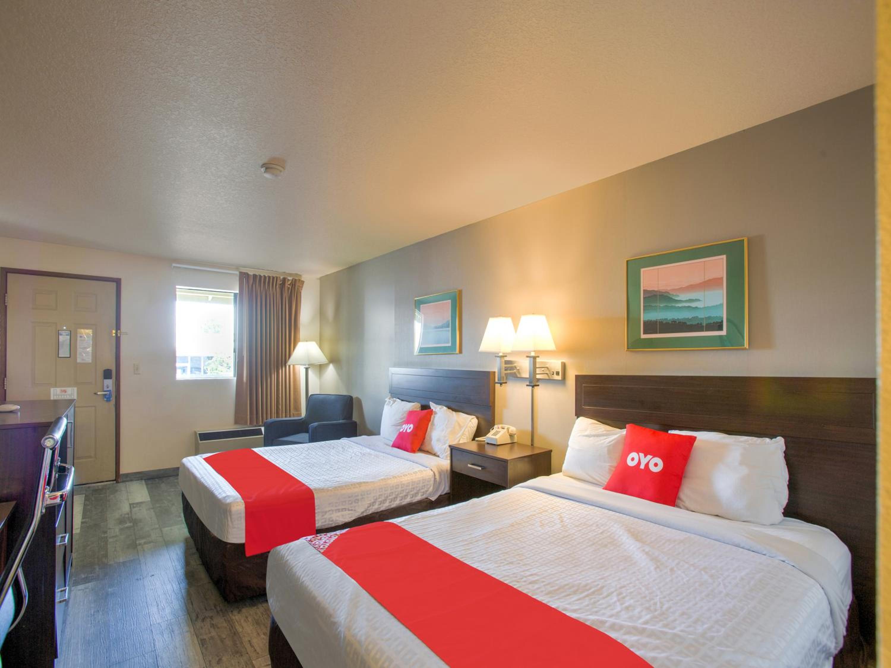 Queen Room with Two Queen Beds - Photo 5
