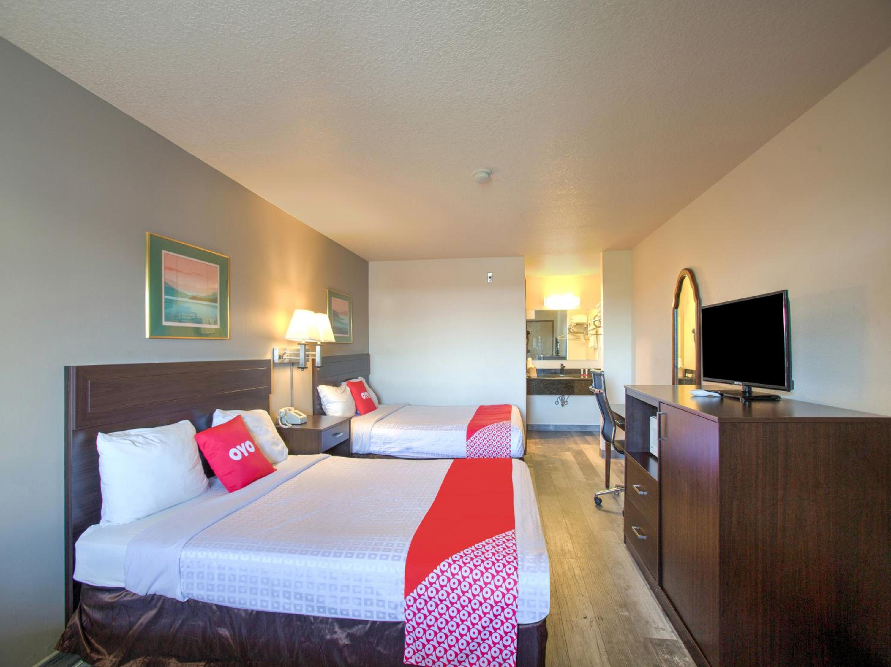 Queen Room with Two Queen Beds - Photo 7