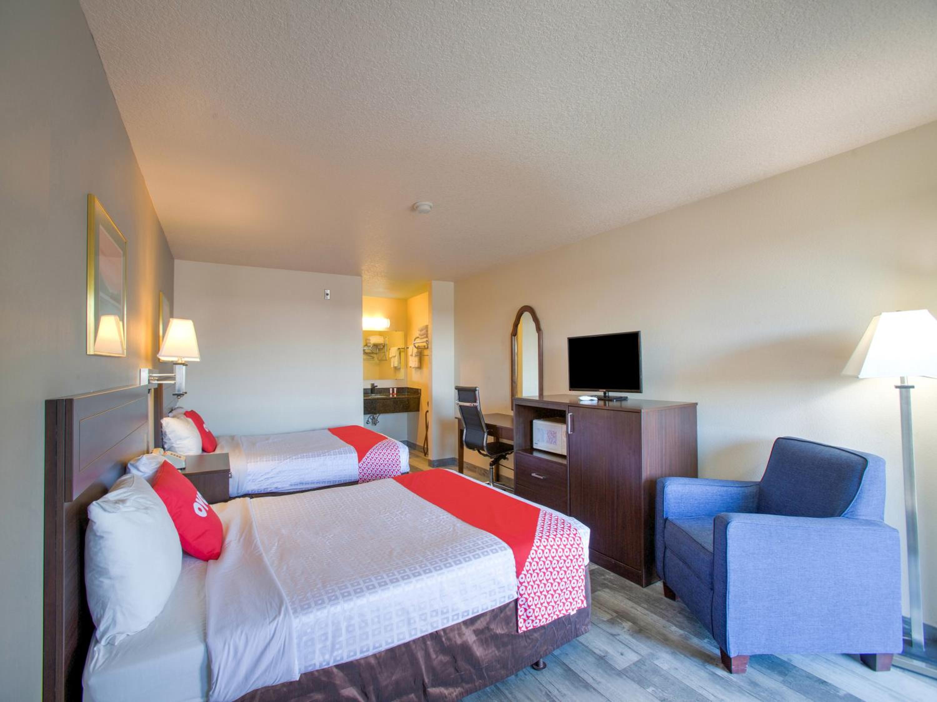 Queen Room with Two Queen Beds - Photo 2