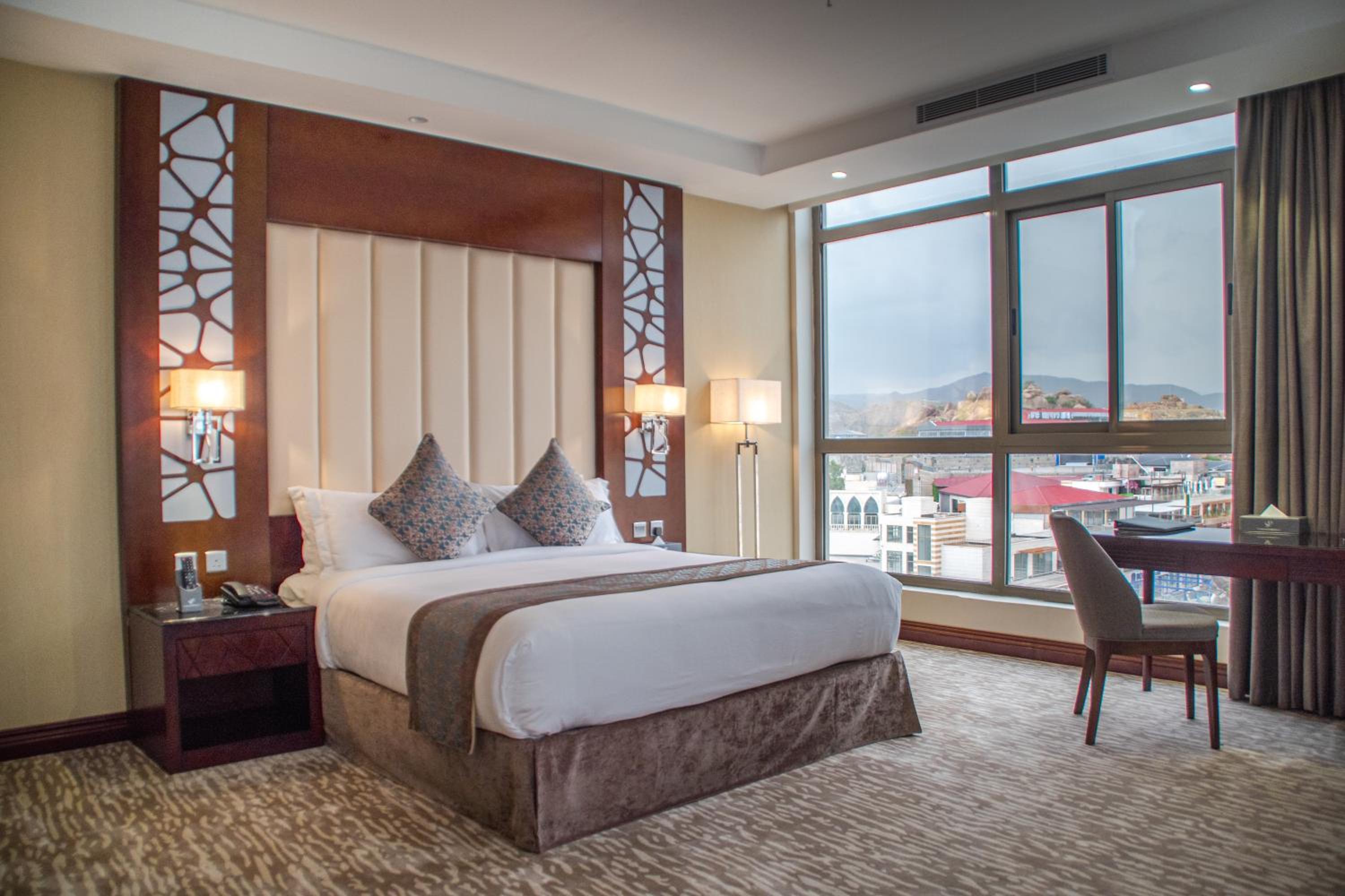 Deluxe King Room - Photo 4