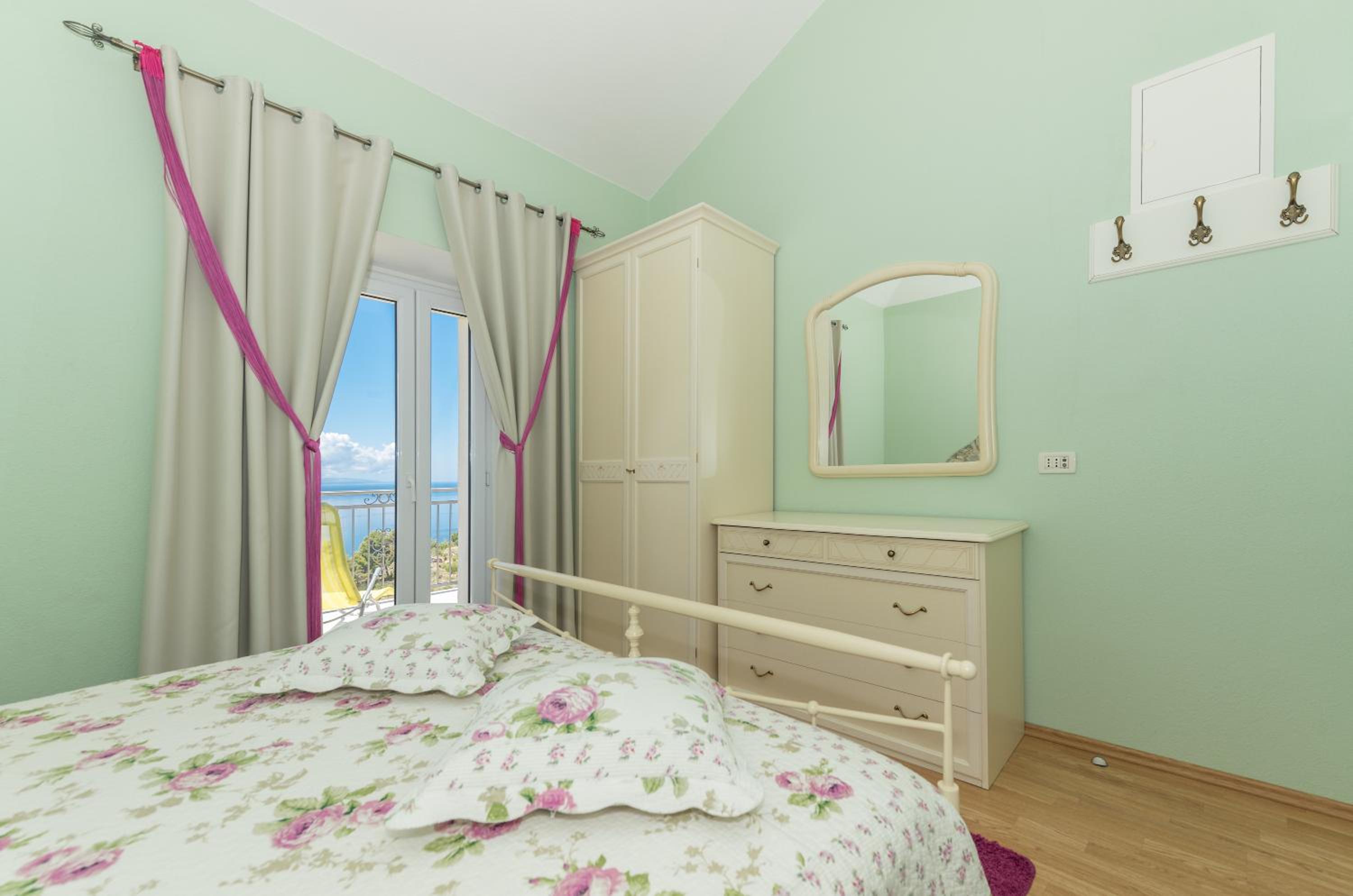 Villa with Sea View - Photo 15
