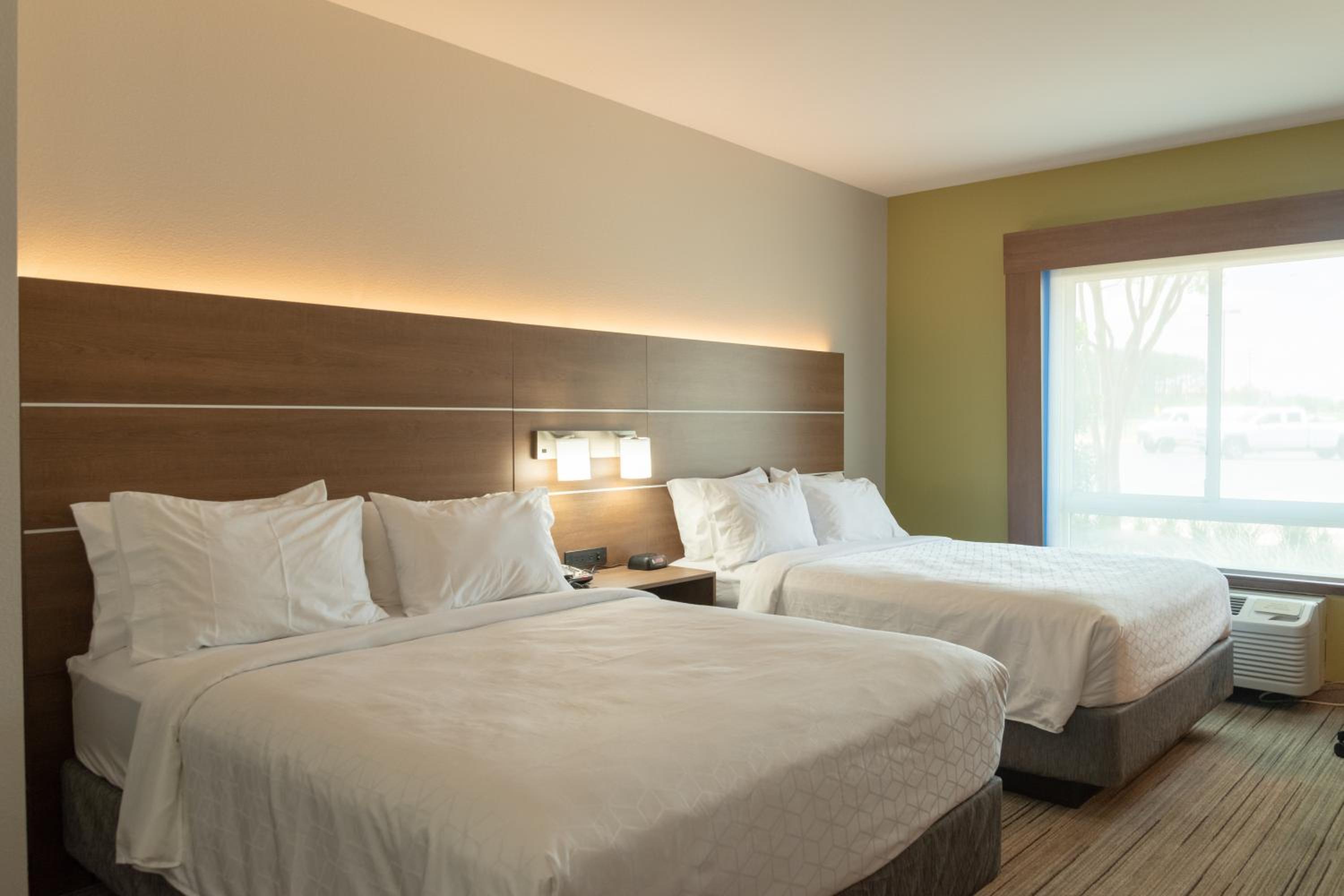 Suite with Two Queen Beds - Photo 3