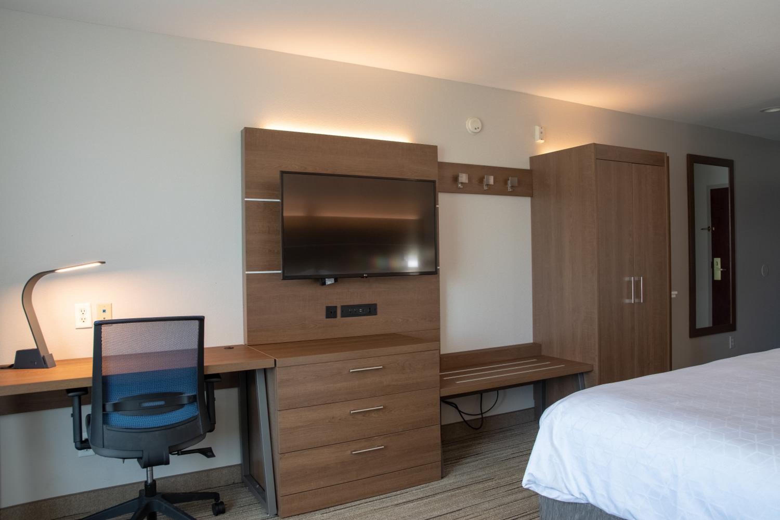 King Room - Mobility Access/Hearing Accessible - Photo 5