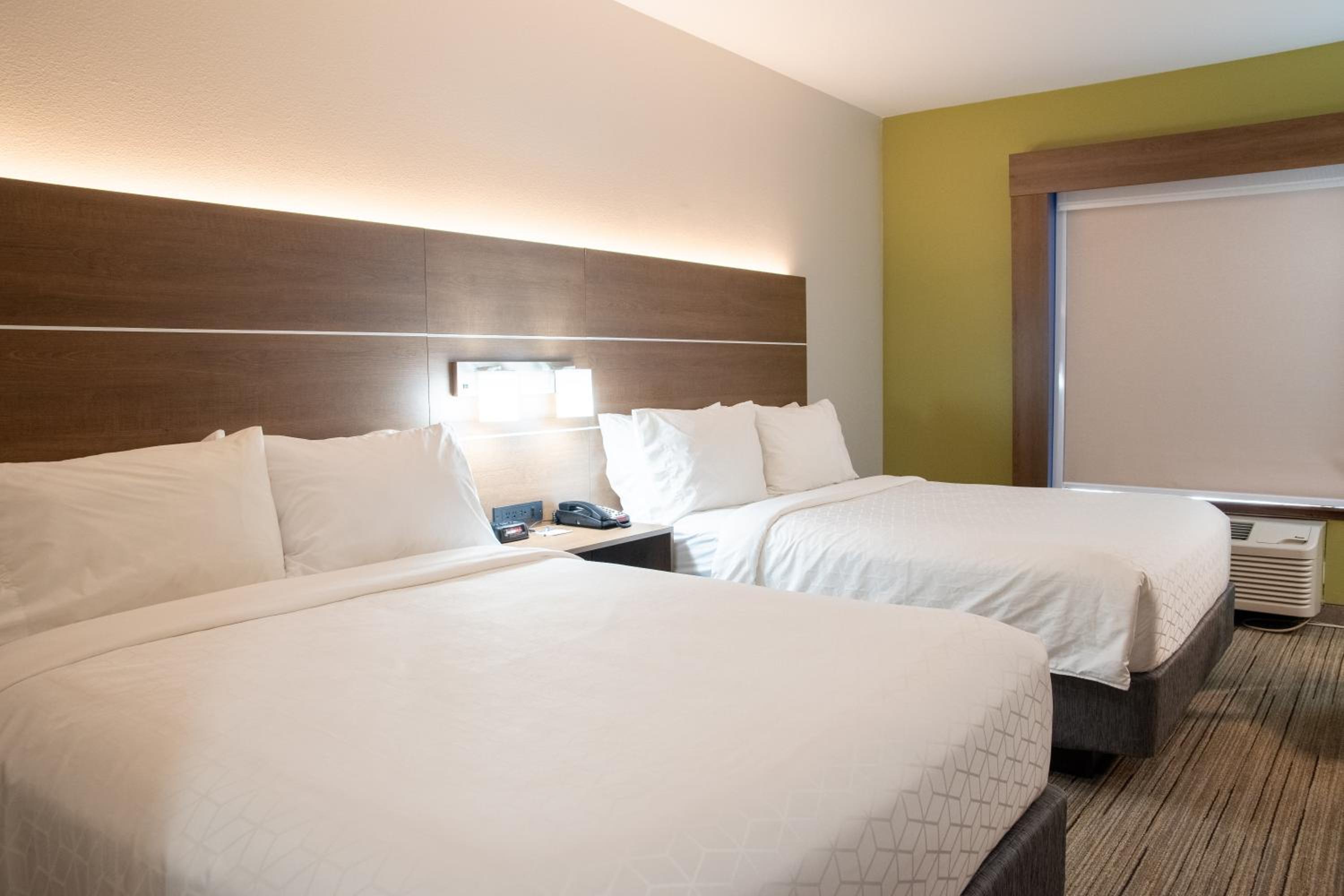 Standard Queen Room with Two Queen Beds - Photo 4