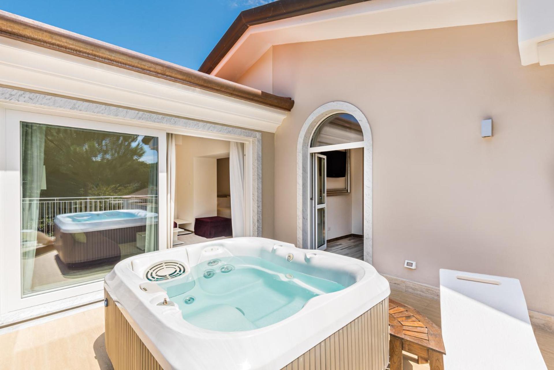 Suite with Hot Tub - Photo 10
