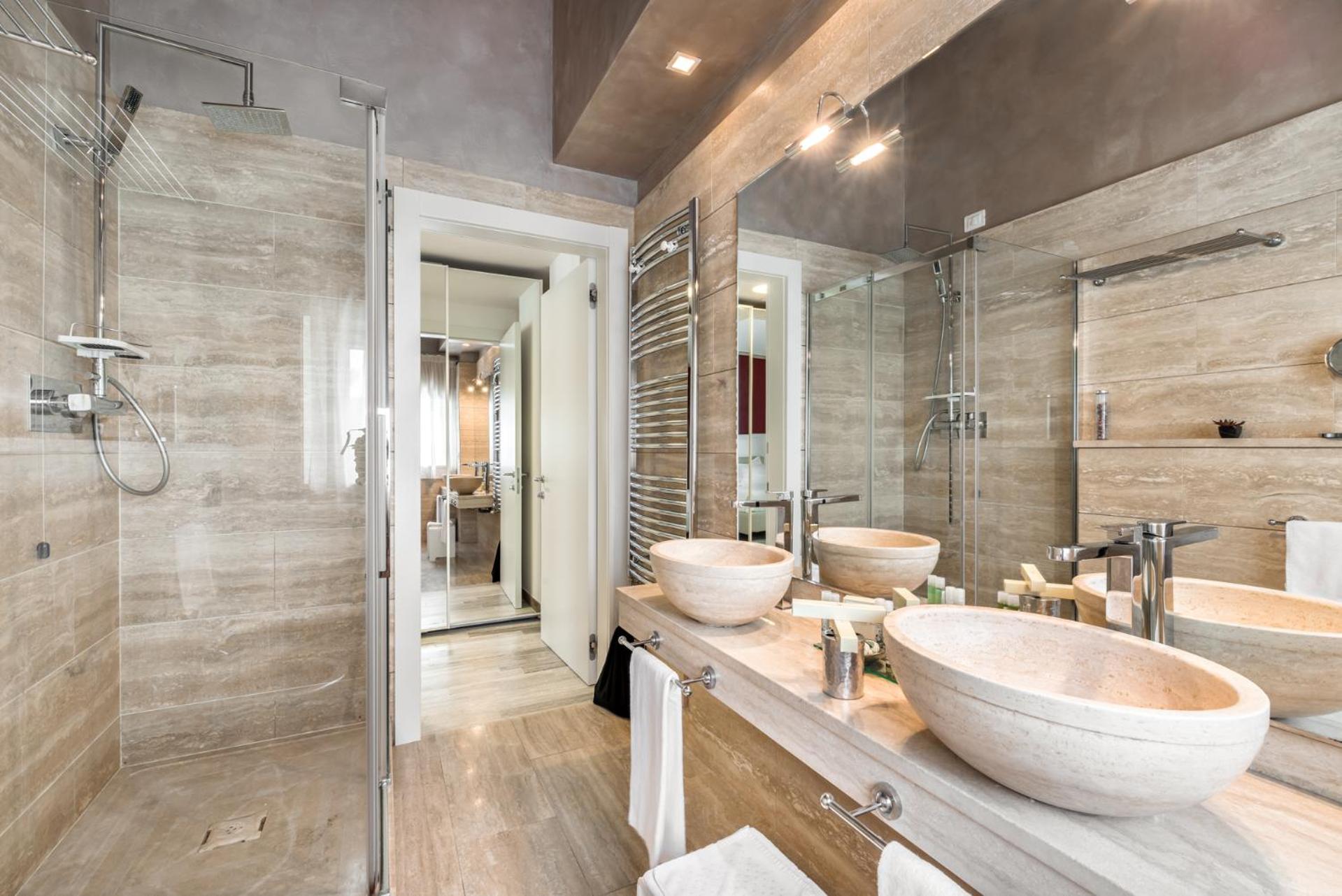 Suite with Hot Tub - Photo 12