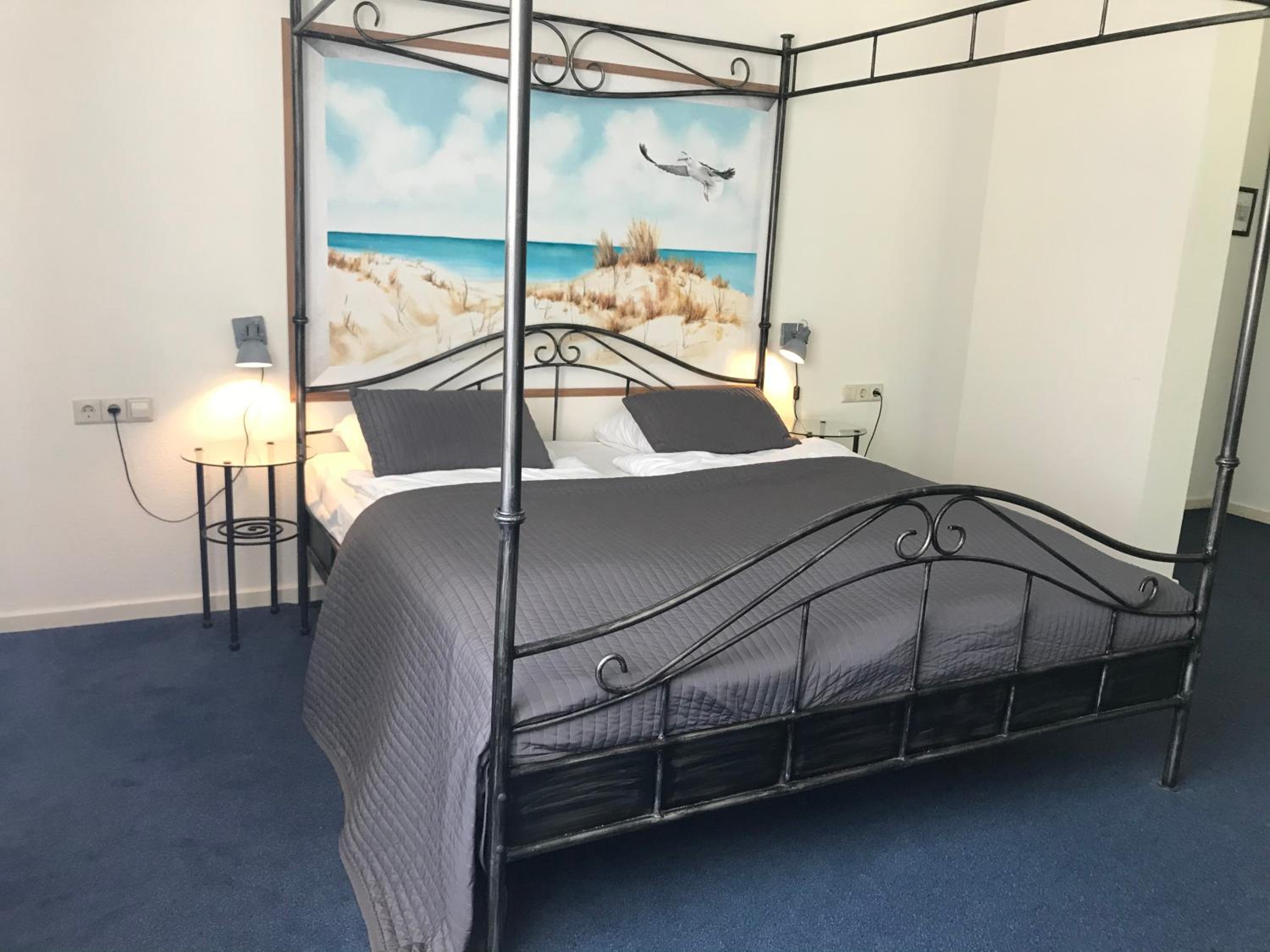 Suite - Photo 1
