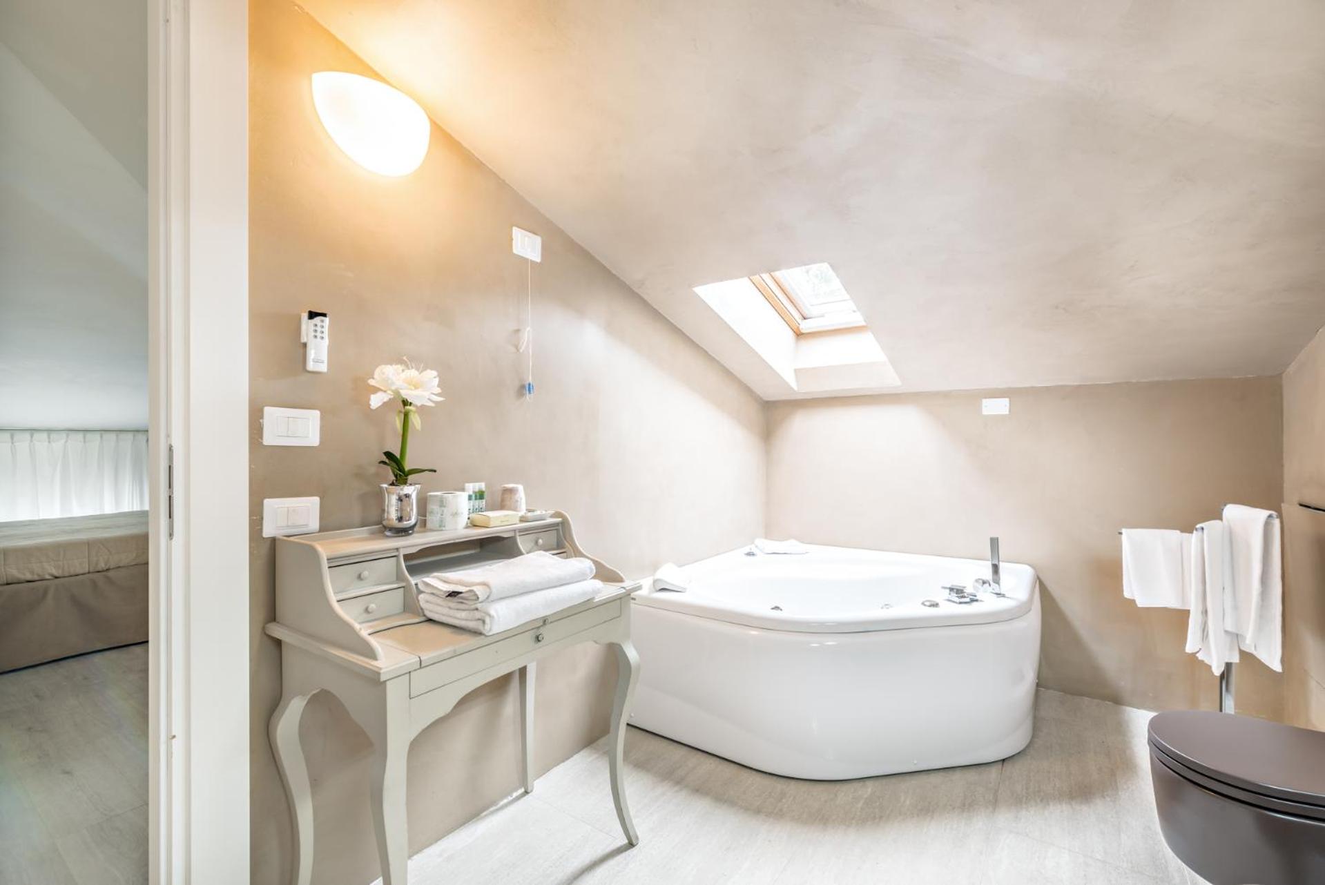 Suite - Photo 21