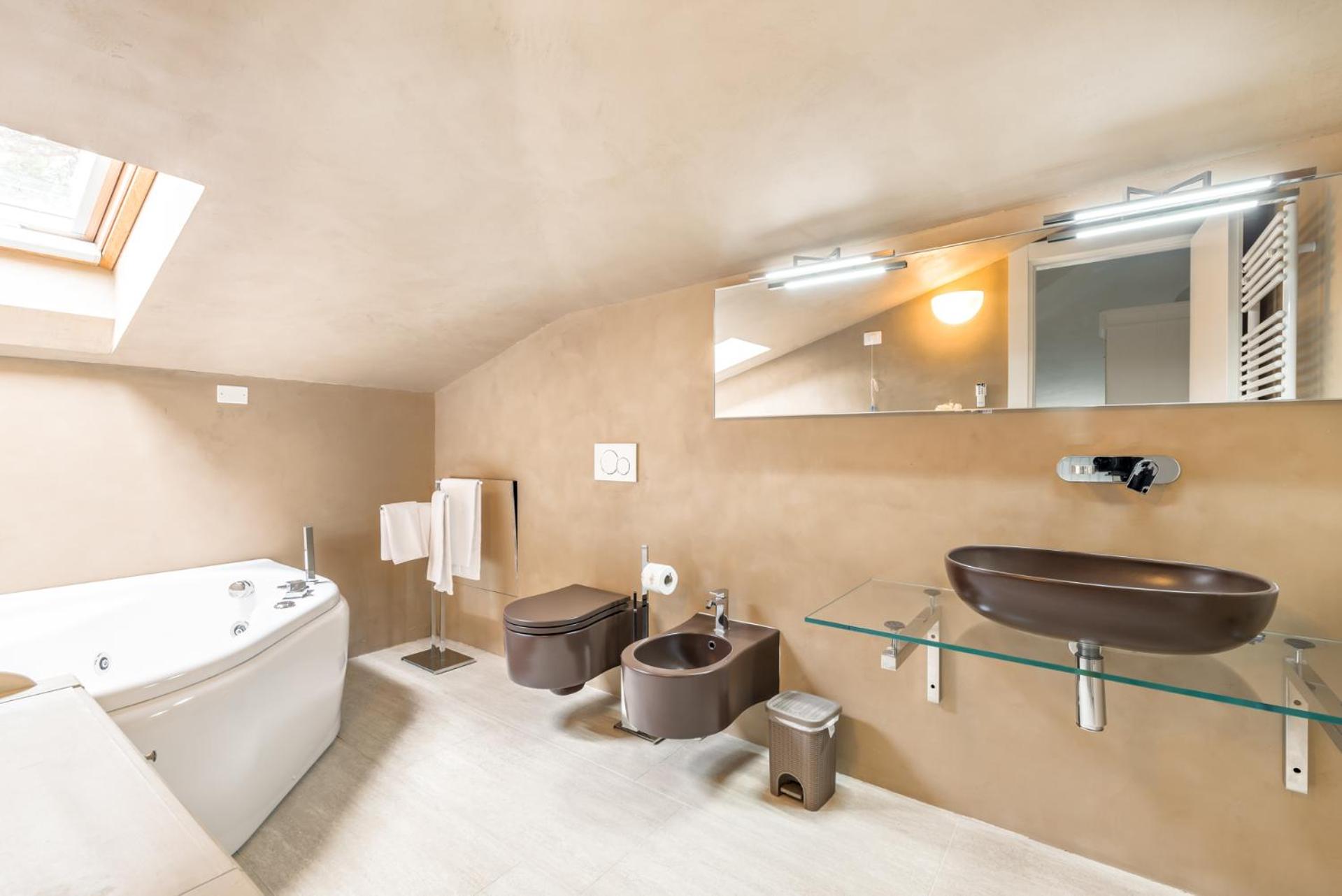 Suite - Photo 22