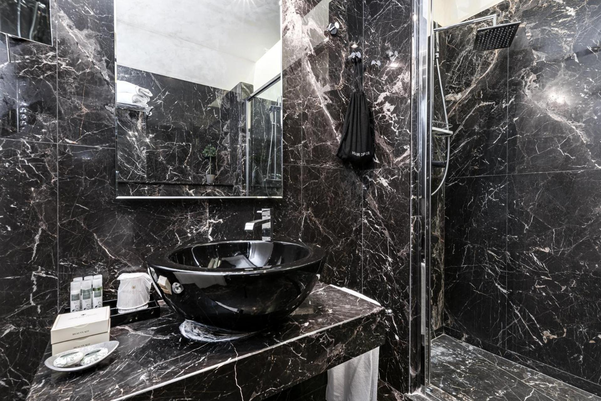 Suite - Photo 14