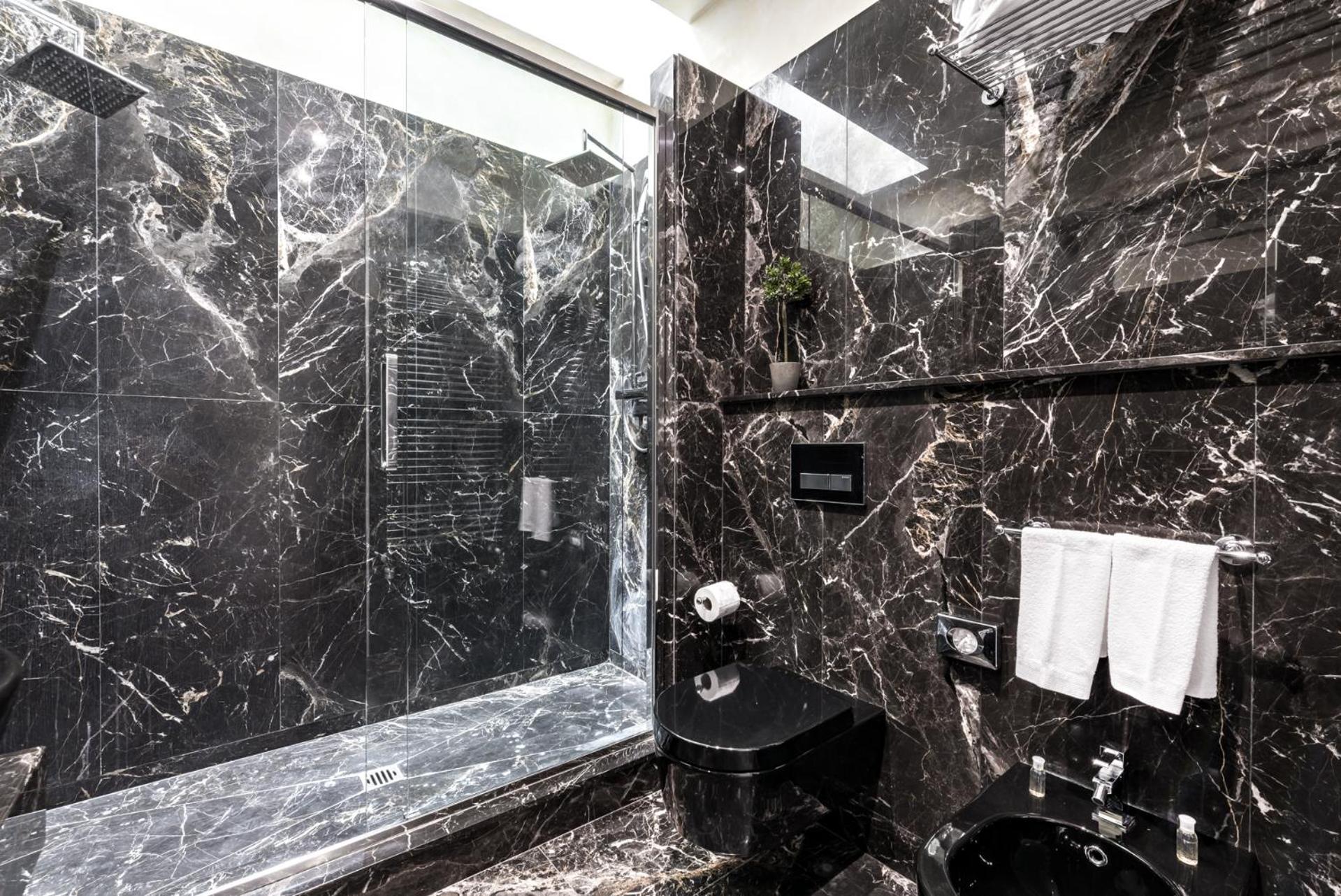 Suite - Photo 37