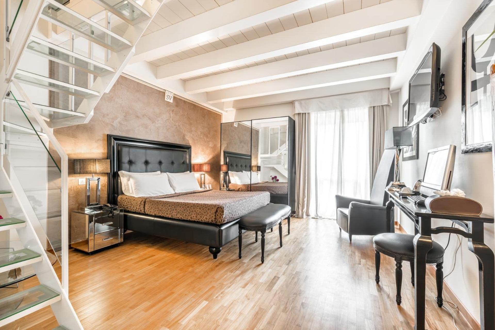Suite - Photo 11