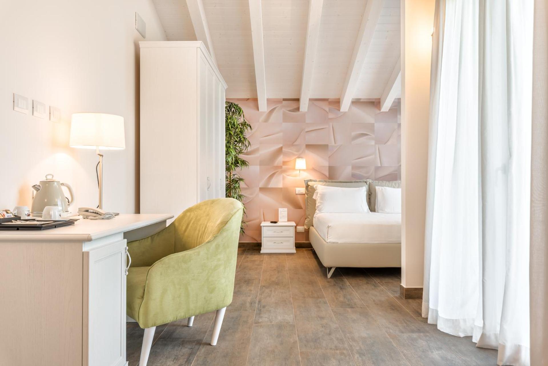 Suite - Photo 25