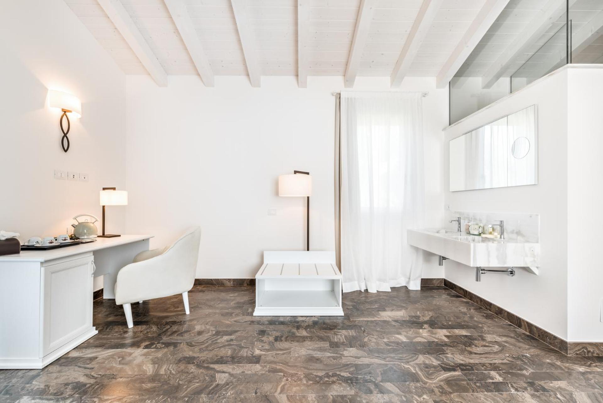 Suite - Photo 2