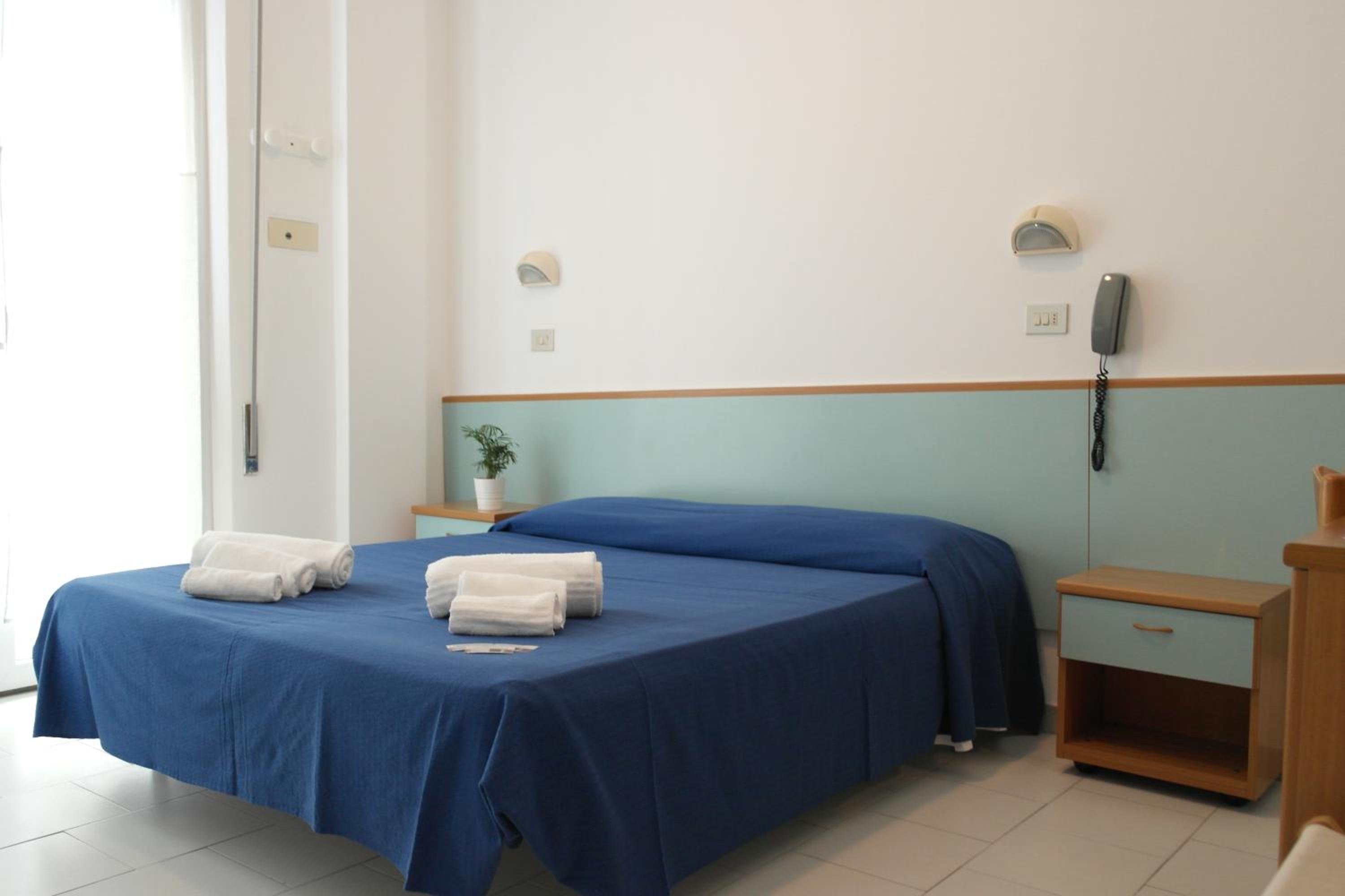 Double or Twin Room with Side Sea View - Photo 4